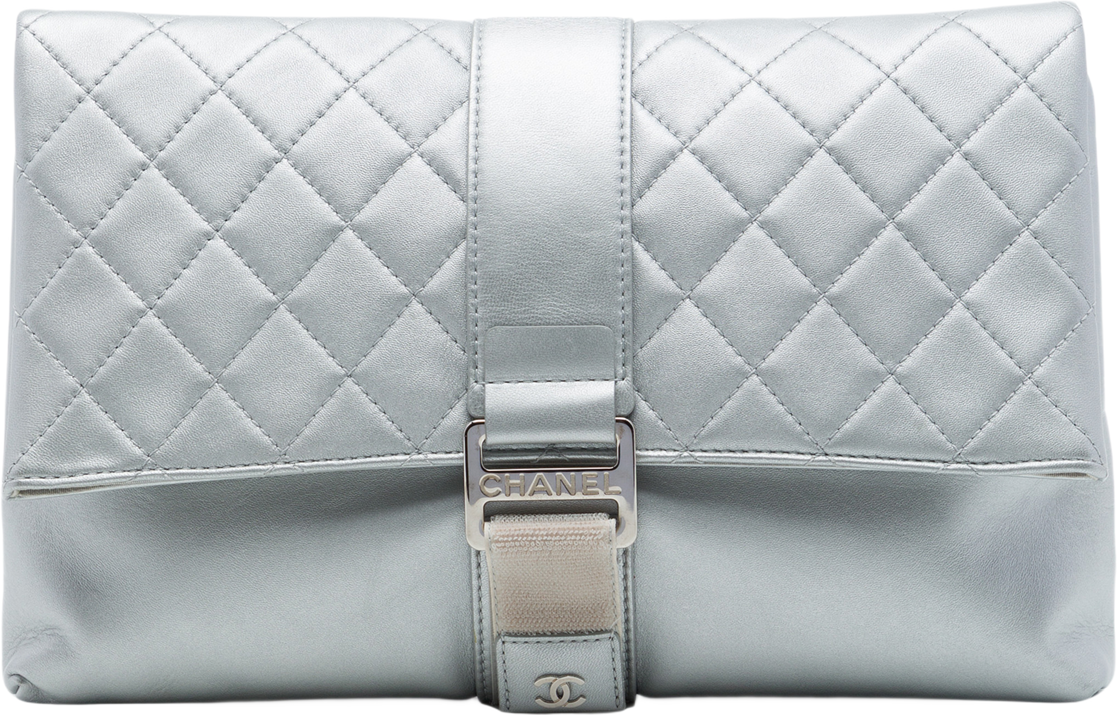 Chanel Quilted Lambskin Grip Clutch, från Luxclusif, i färgen silver. Klicka för att öppna bilden i stort format