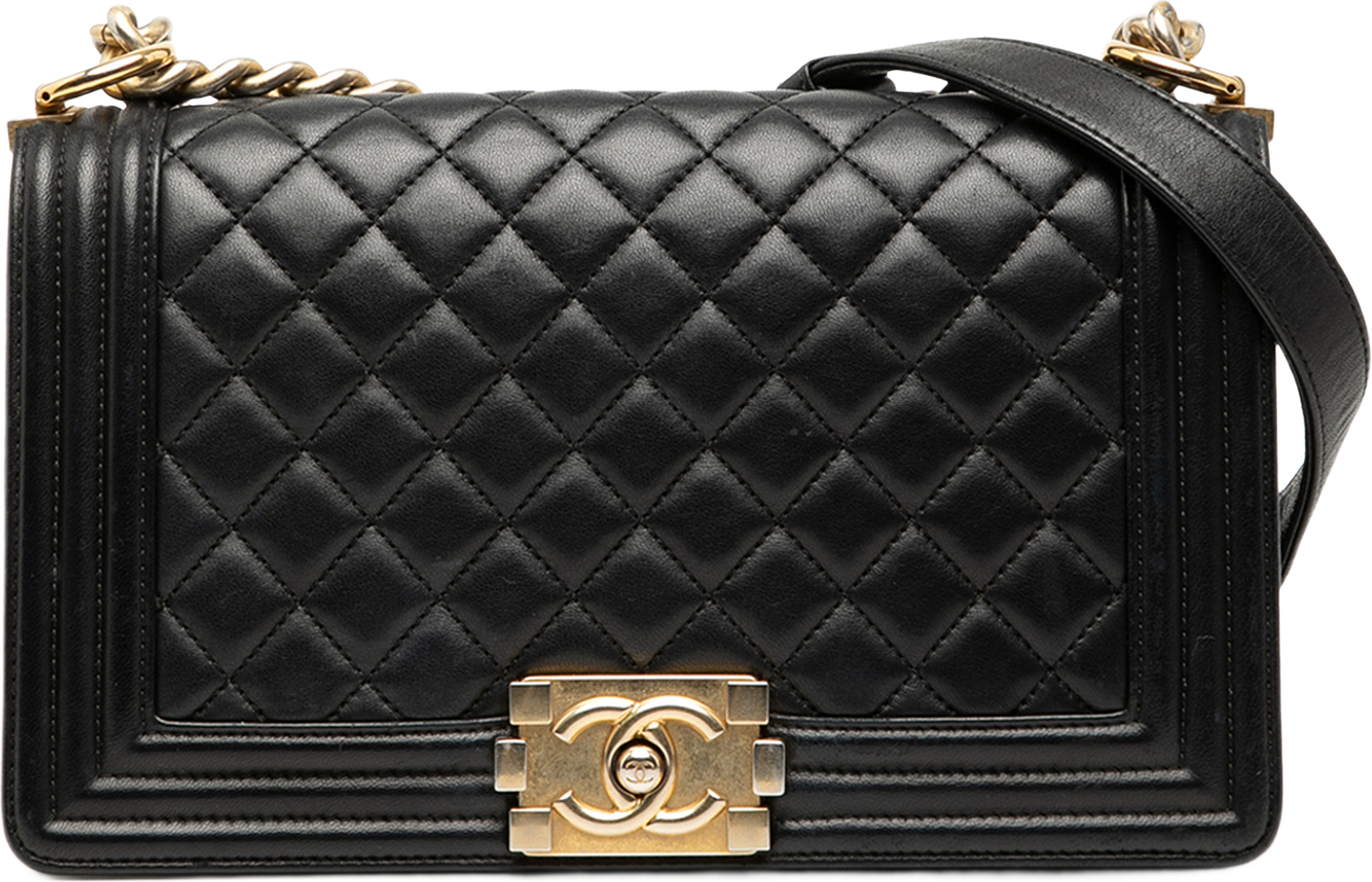 Chanel Medium Quilted Lambskin Boy Flap, från Luxclusif, i färgen black. Klicka för att öppna bilden i stort format
