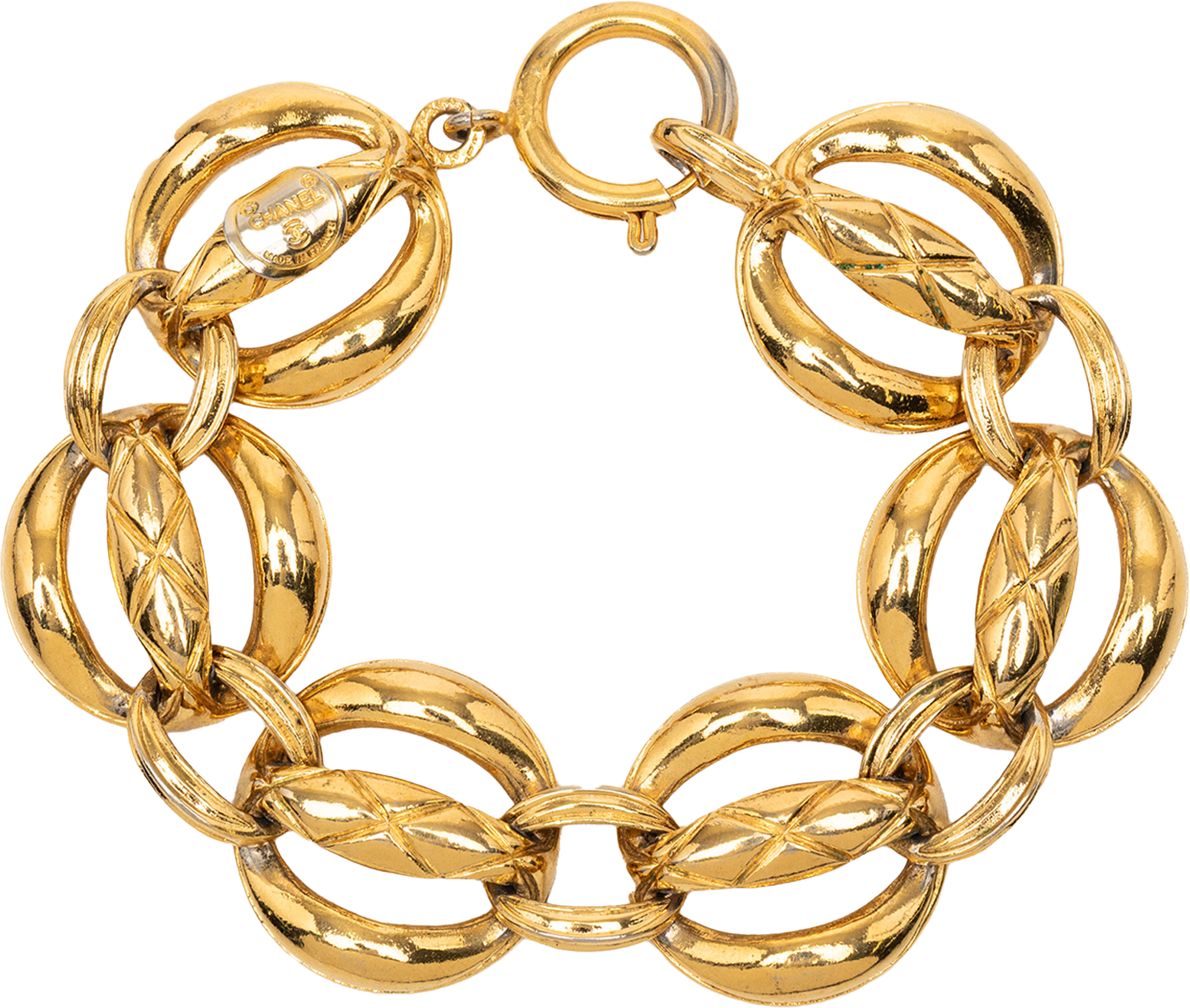 Chanel Gold Plated Quilted Chain Link Bracelet, från Luxclusif, i färgen gold. Klicka för att öppna bilden i stort format