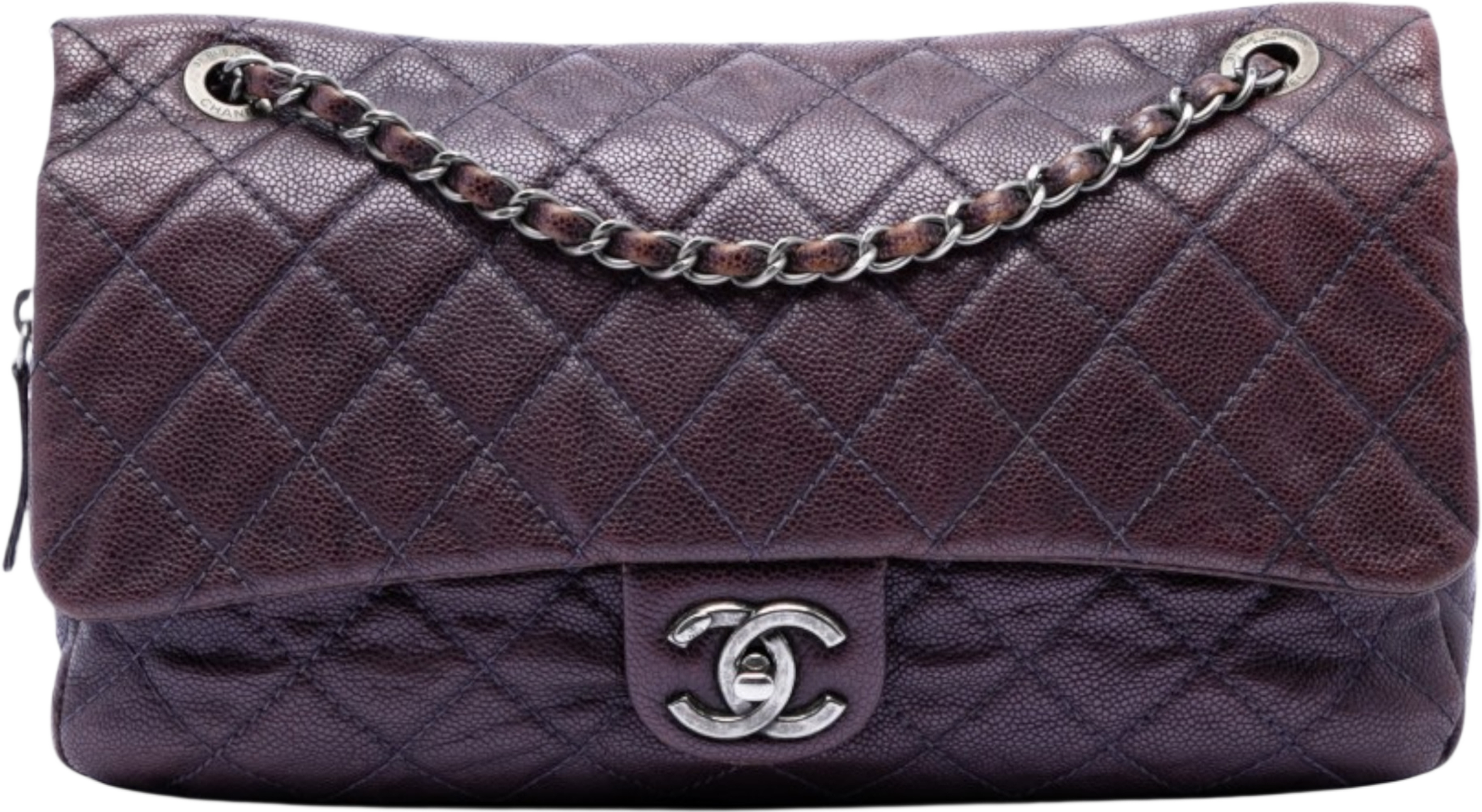 Chanel Jumbo Quilted Iridescent Caviar Easy Flap, från Luxclusif, i färgen plum. Klicka för att öppna bilden i stort format
