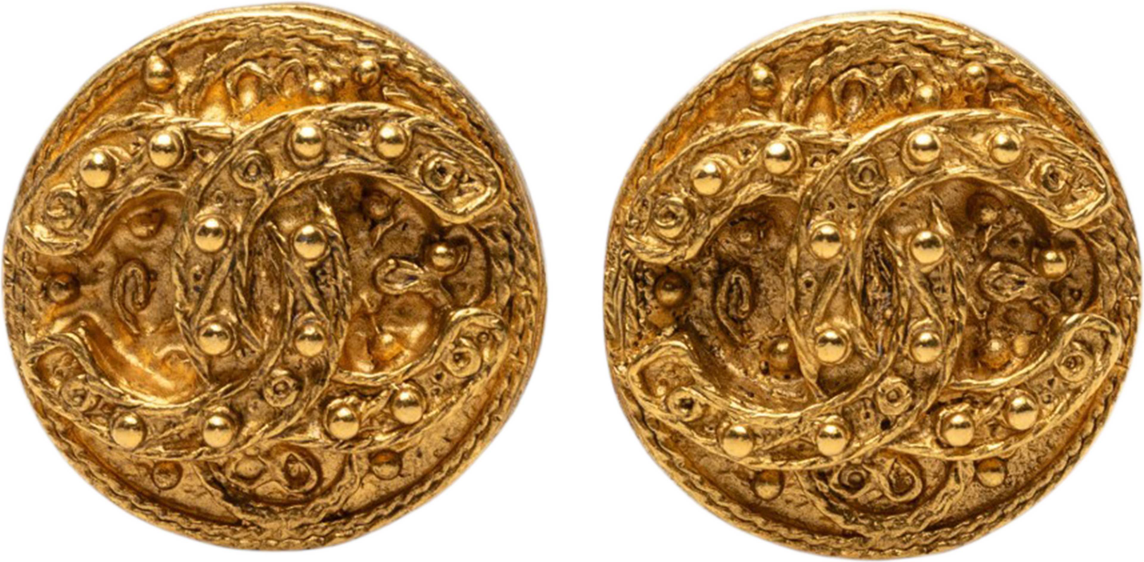 Chanel Cc Gold Plated Arabesque Round Clip On Earrings, från Luxclusif, i färgen guld. Klicka för att öppna bilden i stort format