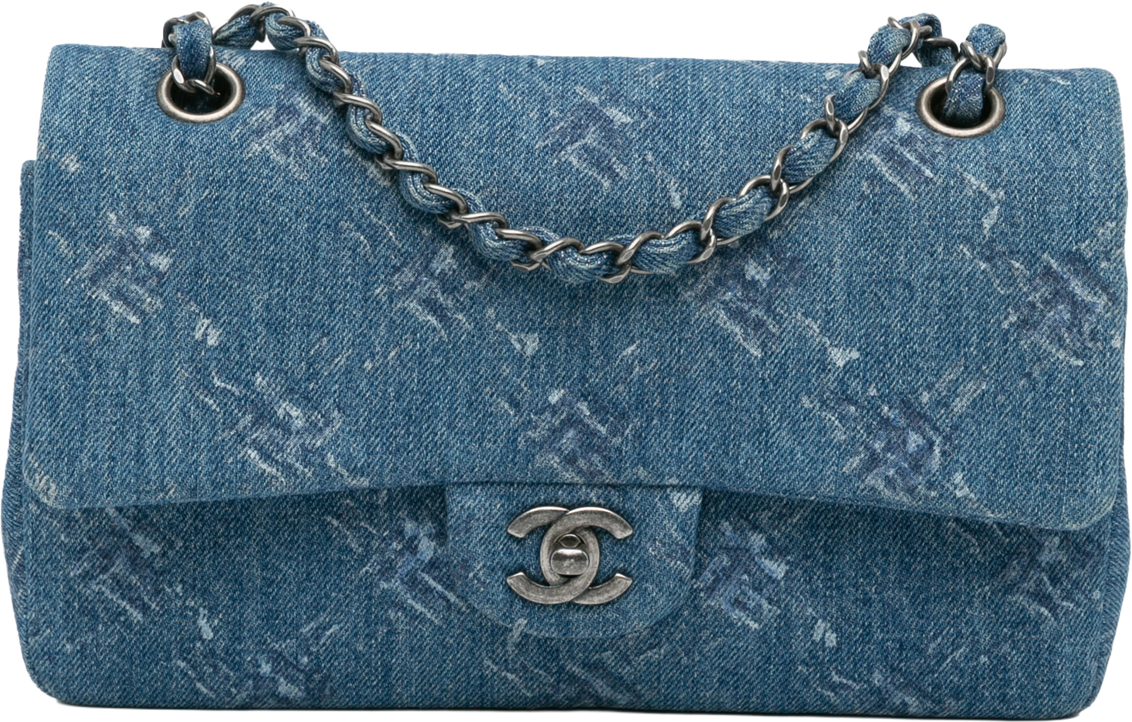 Chanel Medium Classic Printed Denim Double Flap, från Luxclusif, i färgen denim. Klicka för att öppna bilden i stort format