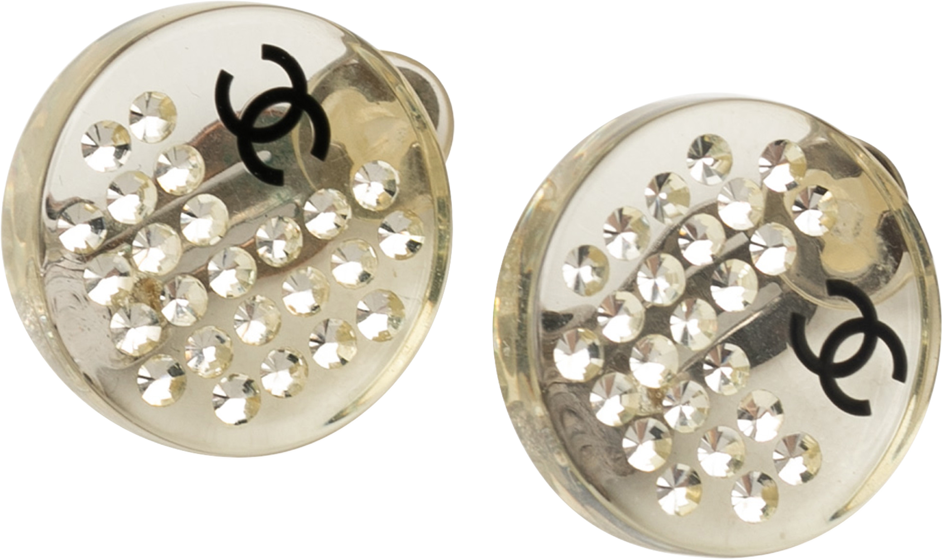 Chanel Cc Resin Crystal Button Clip On Earrings, från Luxclusif, i färgen white. Klicka för att öppna bilden i stort format