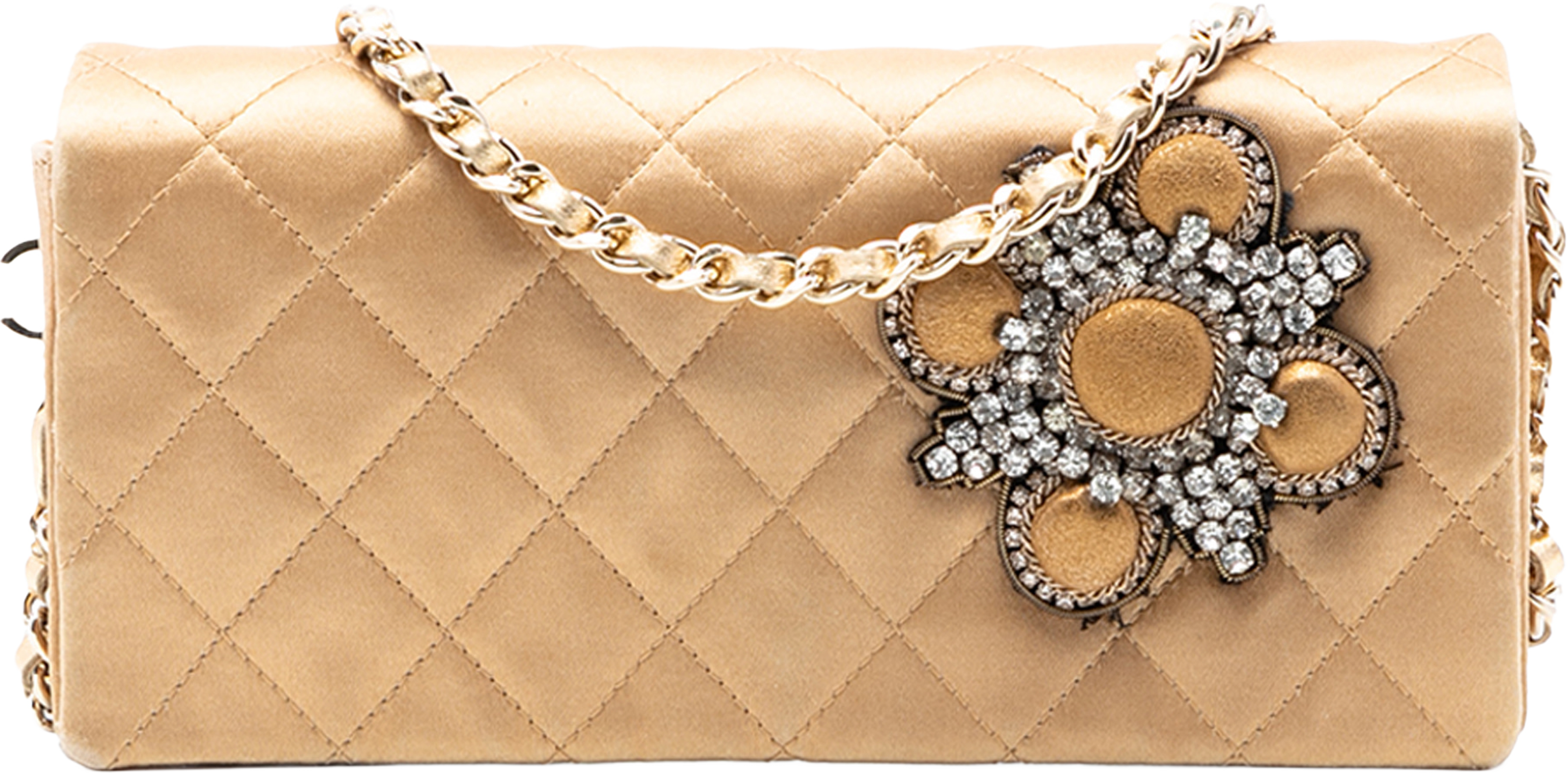 Chanel Quilted Satin Crystal Chain Clutch, från Luxclusif, i färgen gold. Klicka för att öppna bilden i stort format
