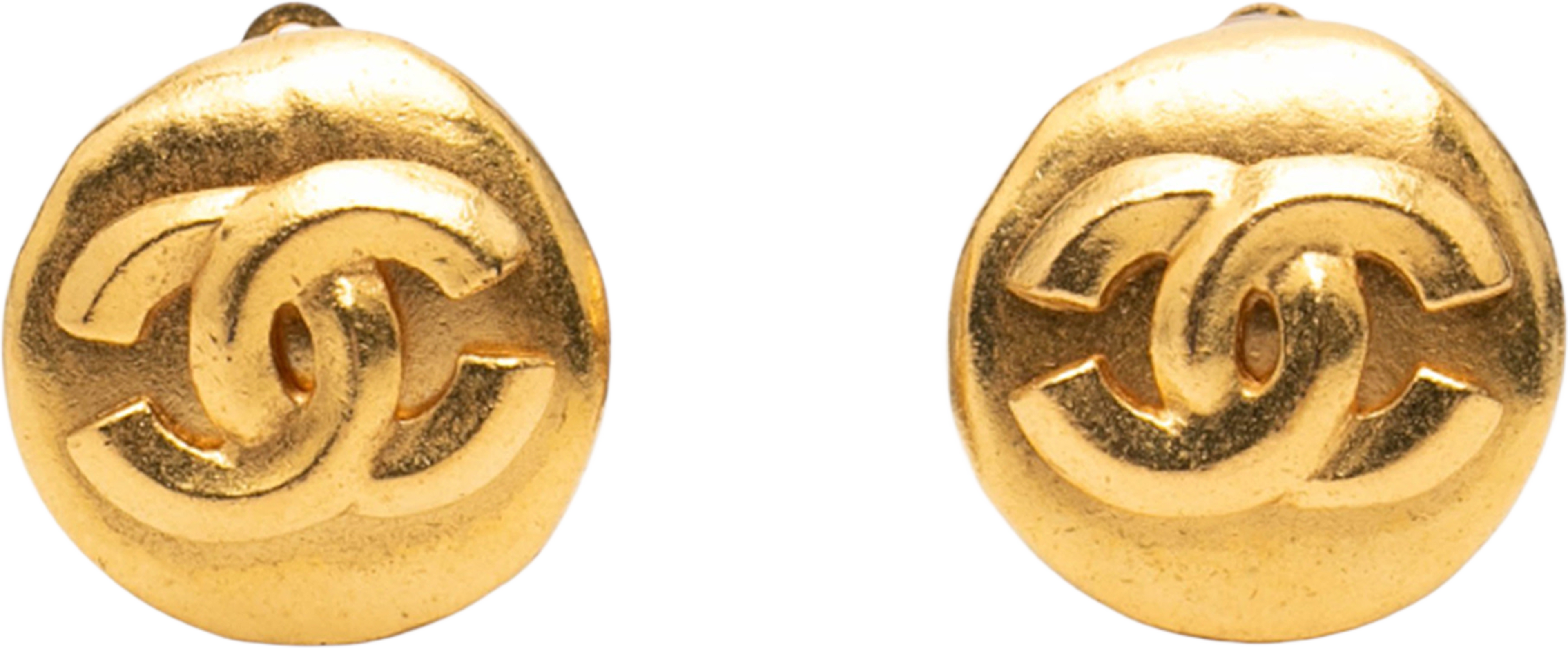Chanel Cc Gold Plated Round Clip On Earrings, från Luxclusif, i färgen gold. Klicka för att öppna bilden i stort format