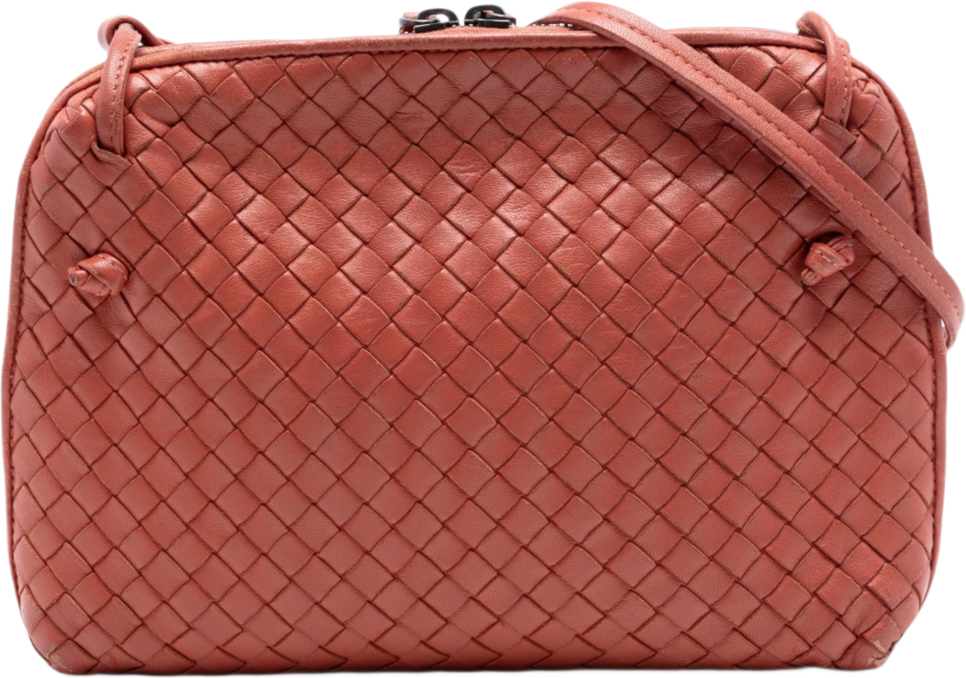 Bottega Veneta Nappa Intrecciato Nodini Crossbody, från Luxclusif, i färgen indian red. Klicka för att öppna bilden i stort format