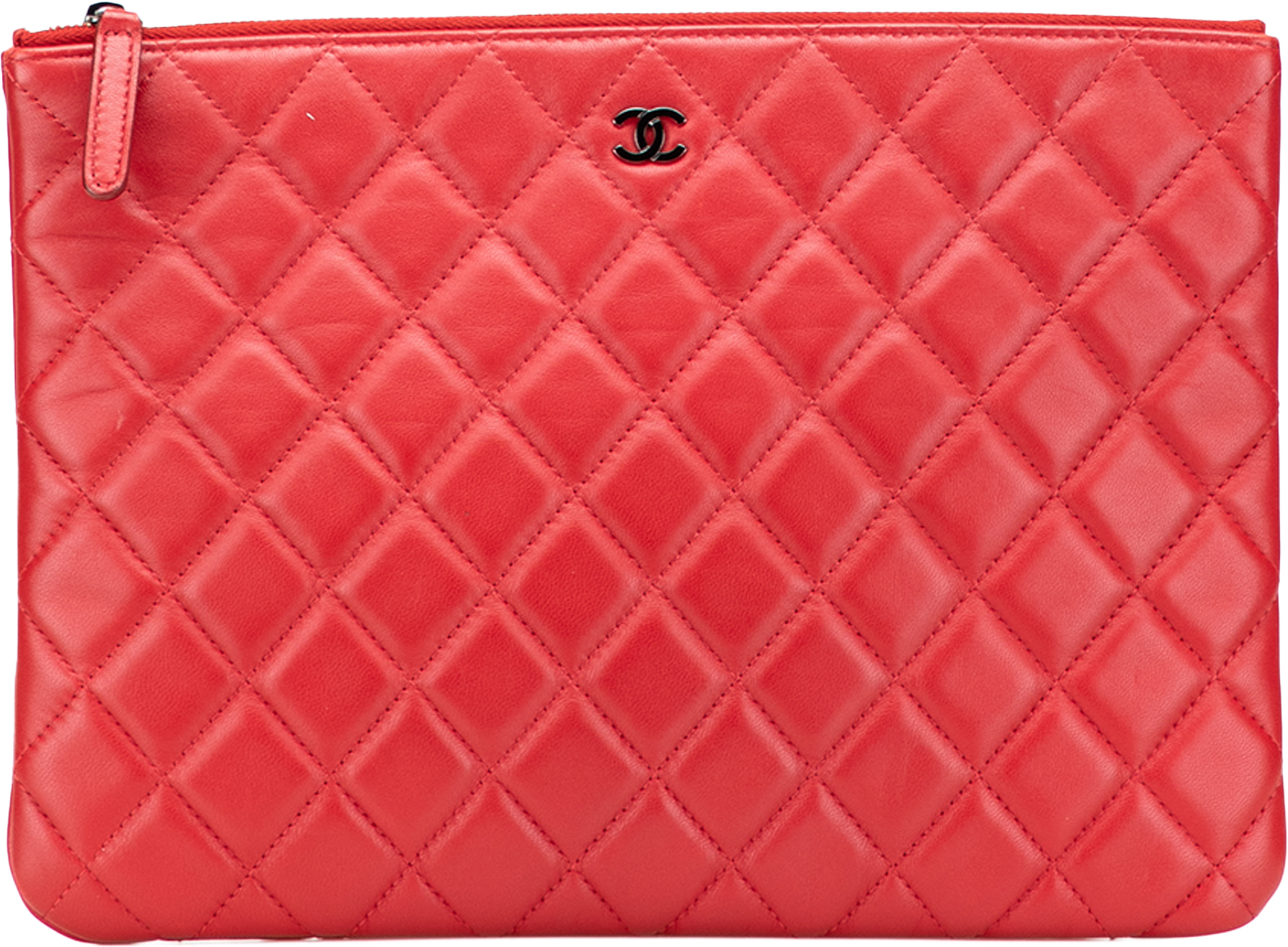 Chanel Medium Quilted Lambskin O Case Clutch, från Luxclusif, i färgen red. Klicka för att öppna bilden i stort format