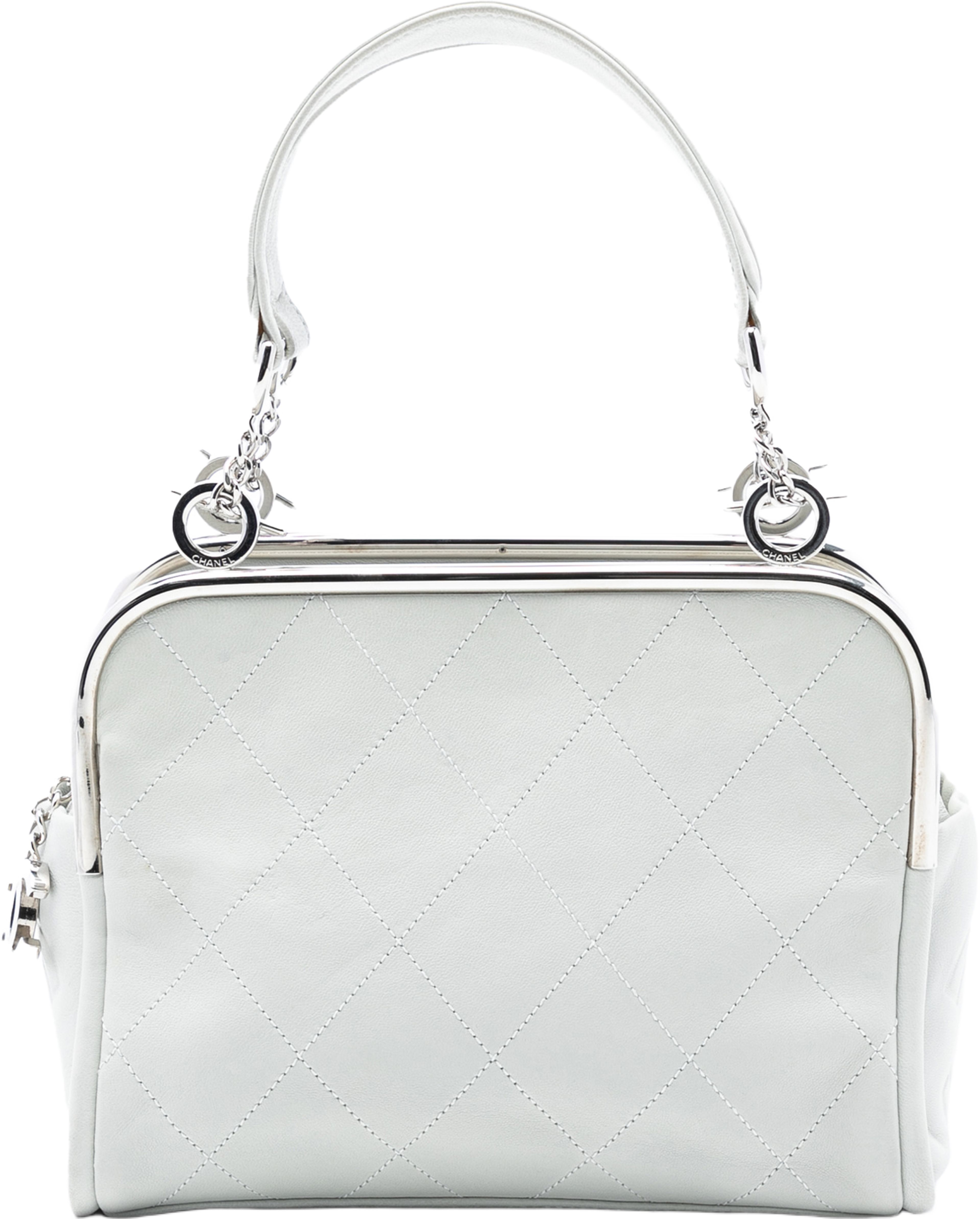 Chanel Lambskin Ultimate Soft Frame Handbag, från Luxclusif, i färgen off white. Klicka för att öppna bilden i stort format