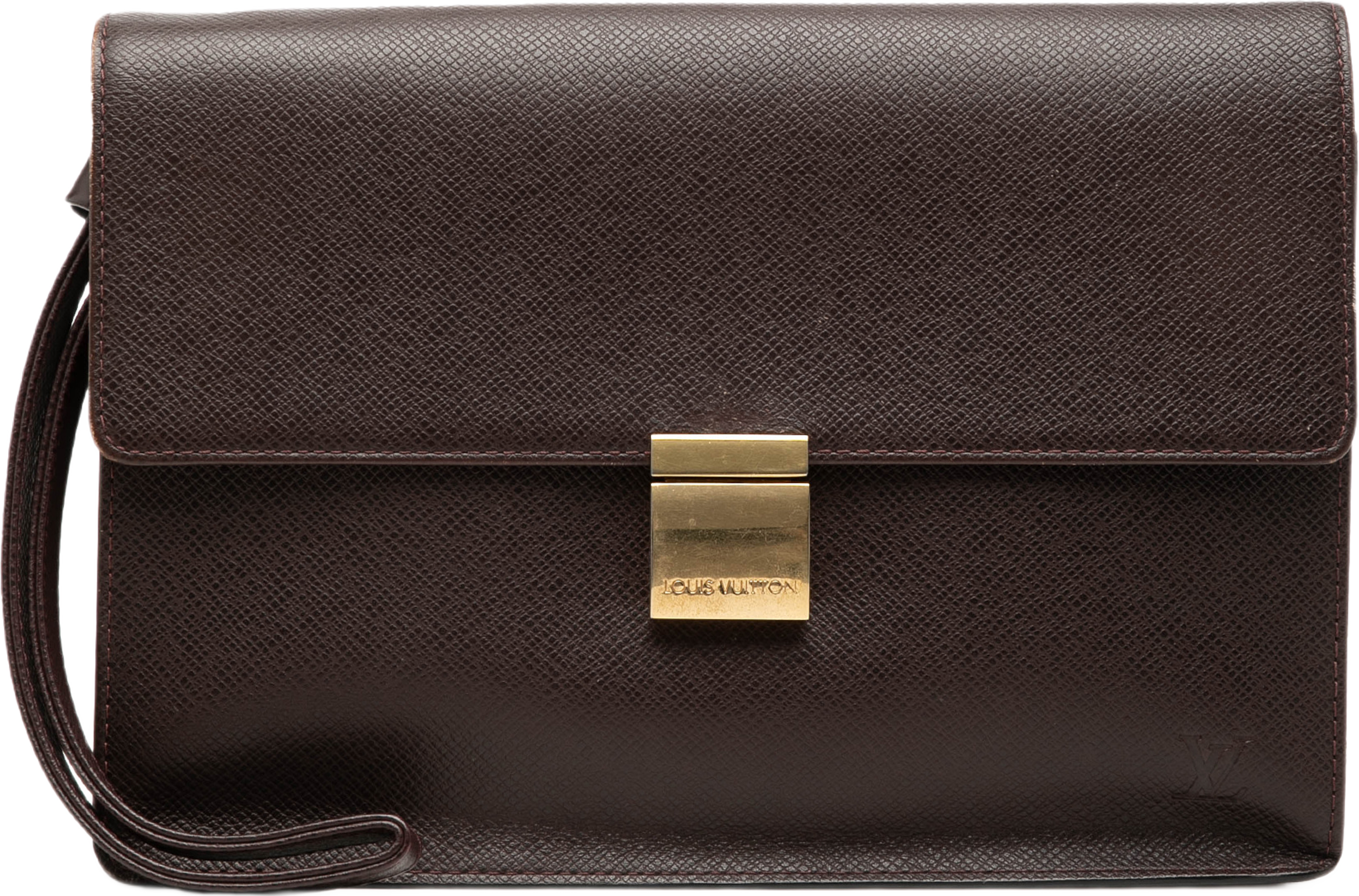 Louis Vuitton Taiga Selenga, från Luxclusif, i färgen brun. Klicka för att öppna bilden i stort format