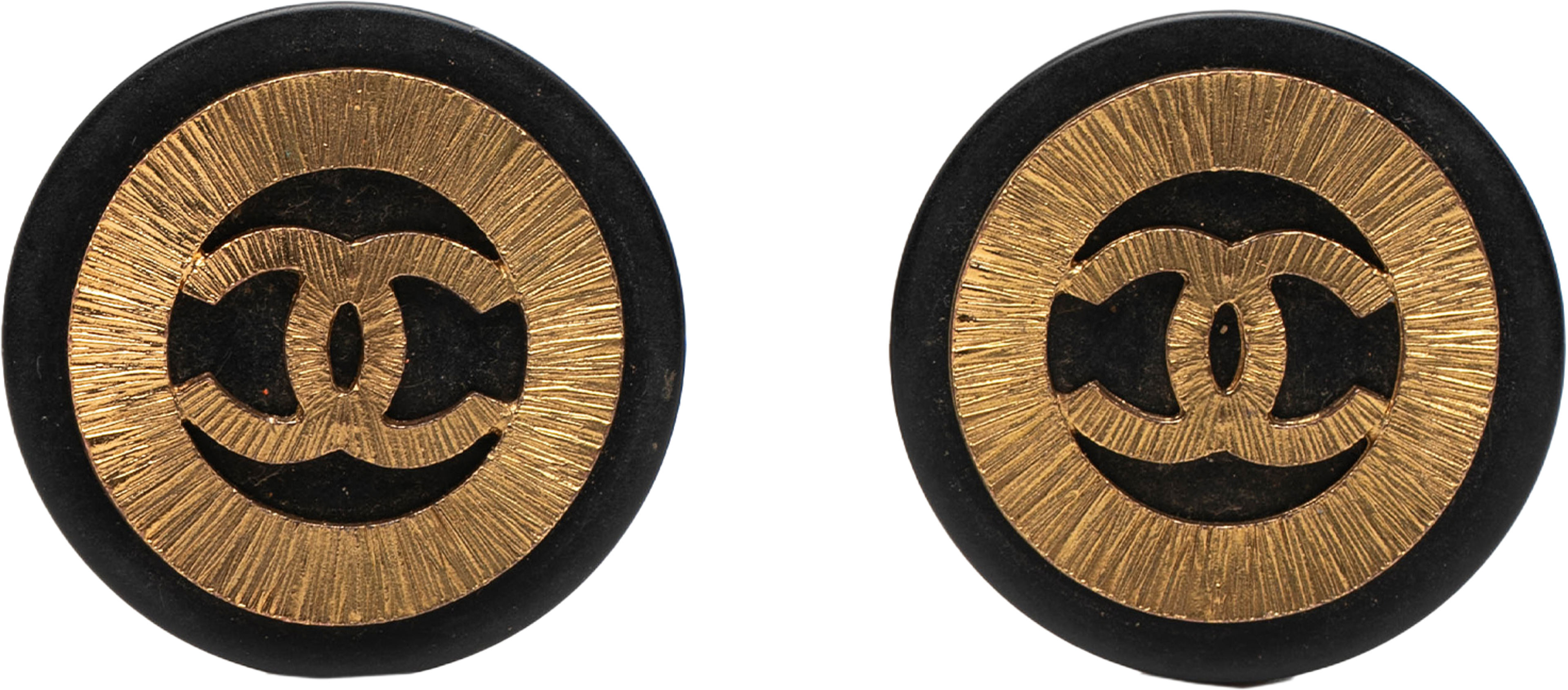 Chanel Cc Gold Plated And Resin Round Button Clip On Earrings, från Luxclusif, i färgen gold. Klicka för att öppna bilden i stort format