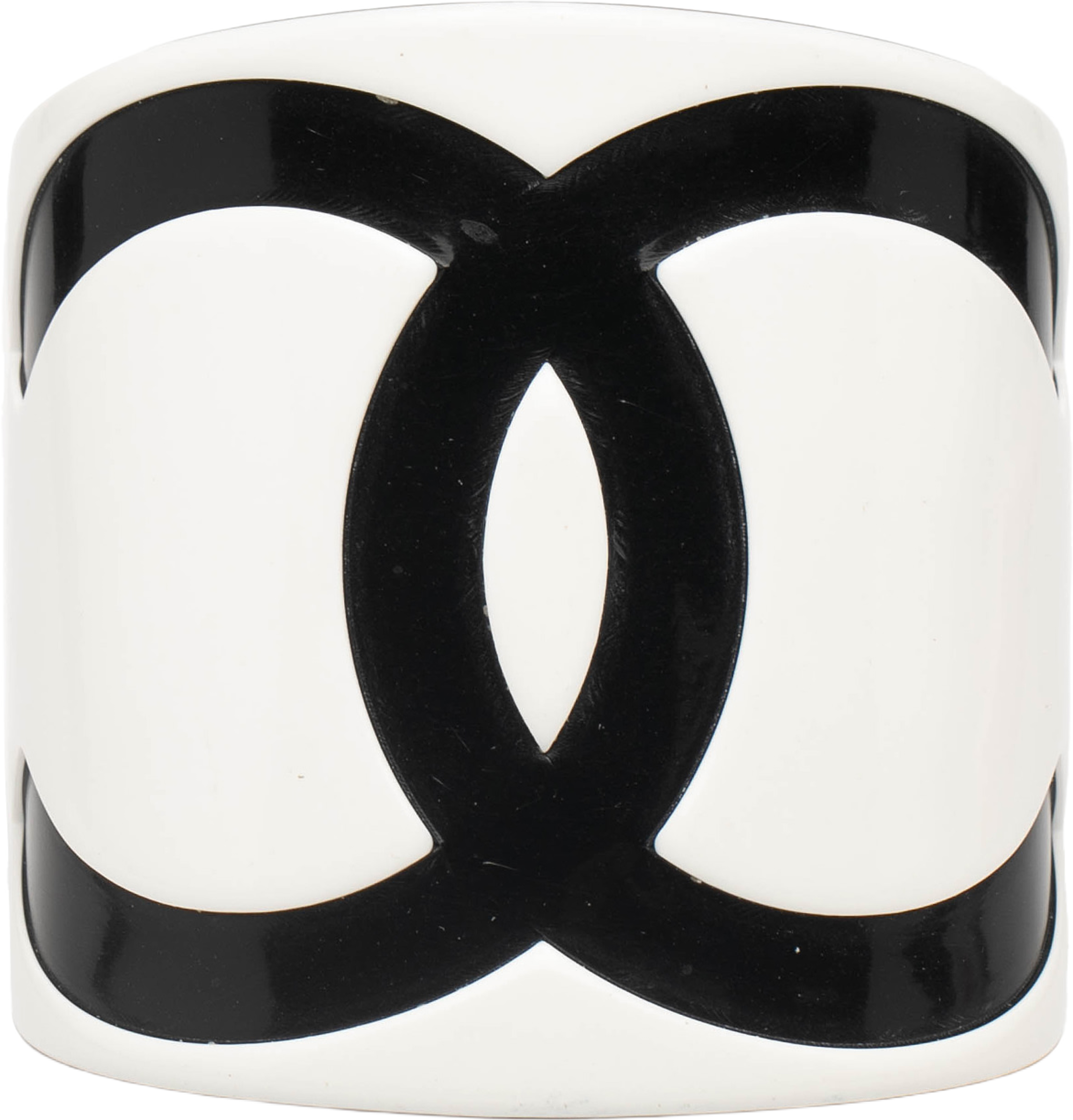 Chanel Resin Cc Logo Cuff Bracelet, från Luxclusif, i färgen white. Klicka för att öppna bilden i stort format