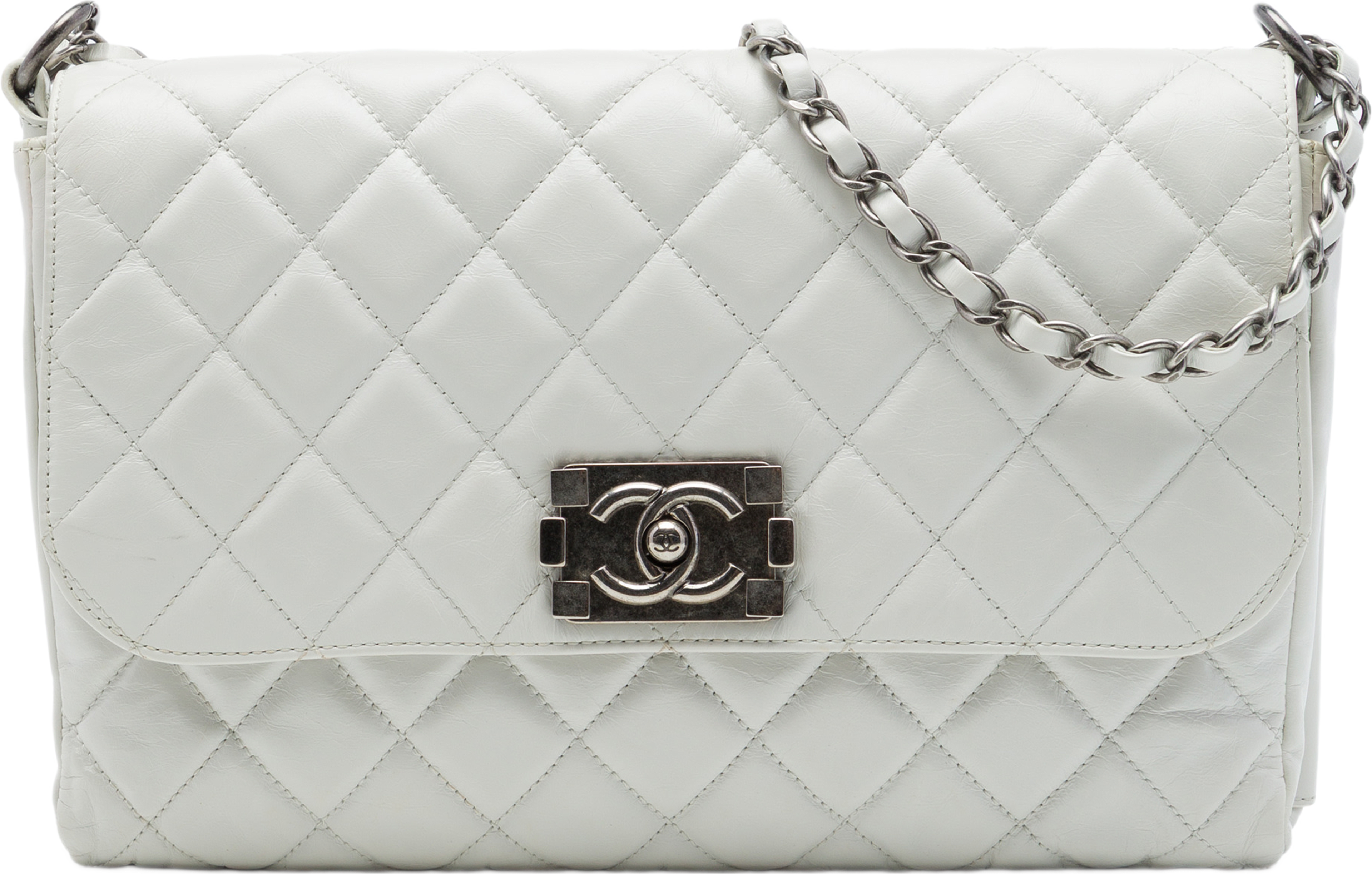 Chanel Quilted Glazed Calfskin Soft Boy Flap, från Luxclusif, i färgen vit. Klicka för att öppna bilden i stort format