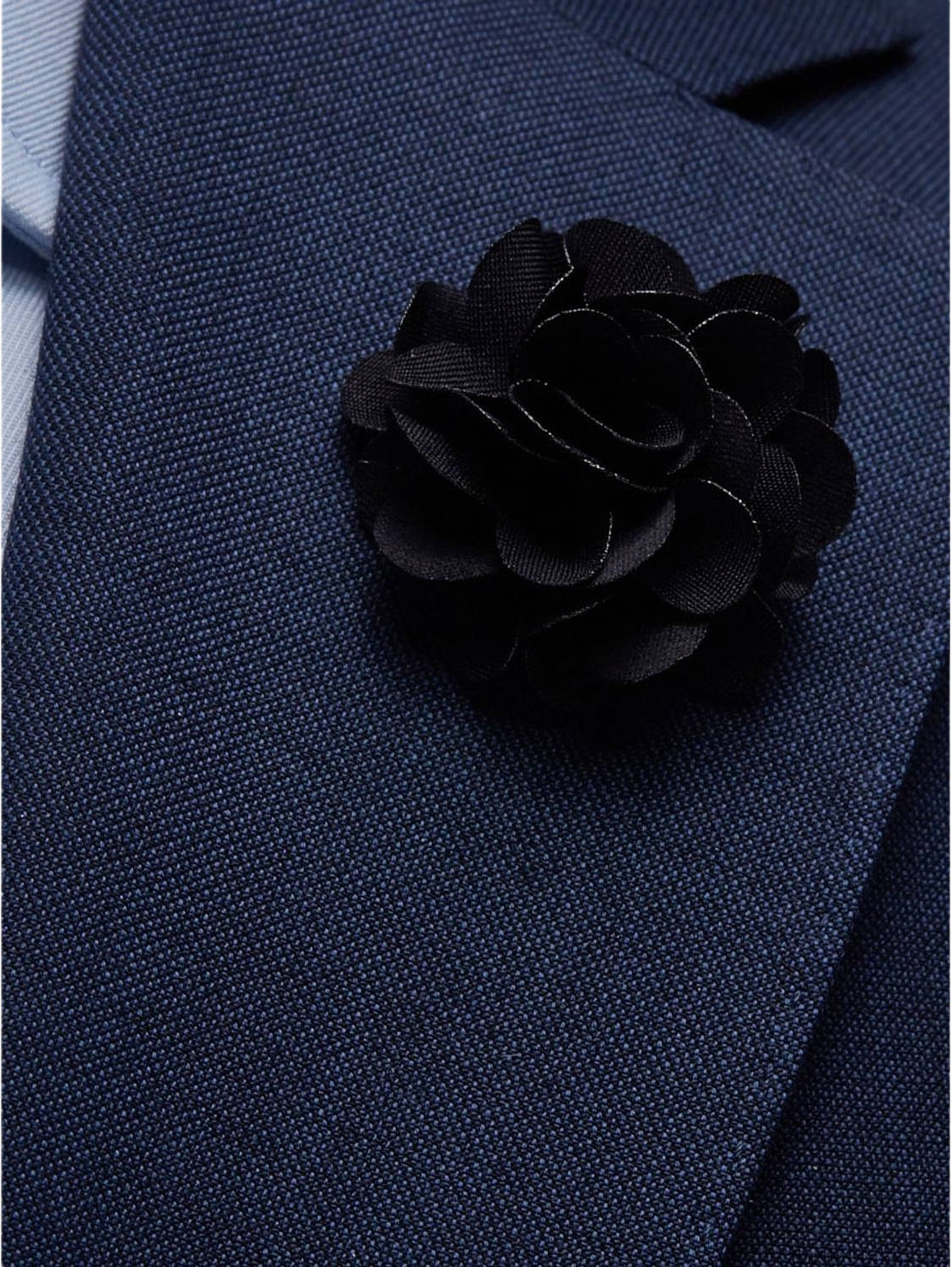 Flower Lapel Pin, från John Henric, i färgen black.