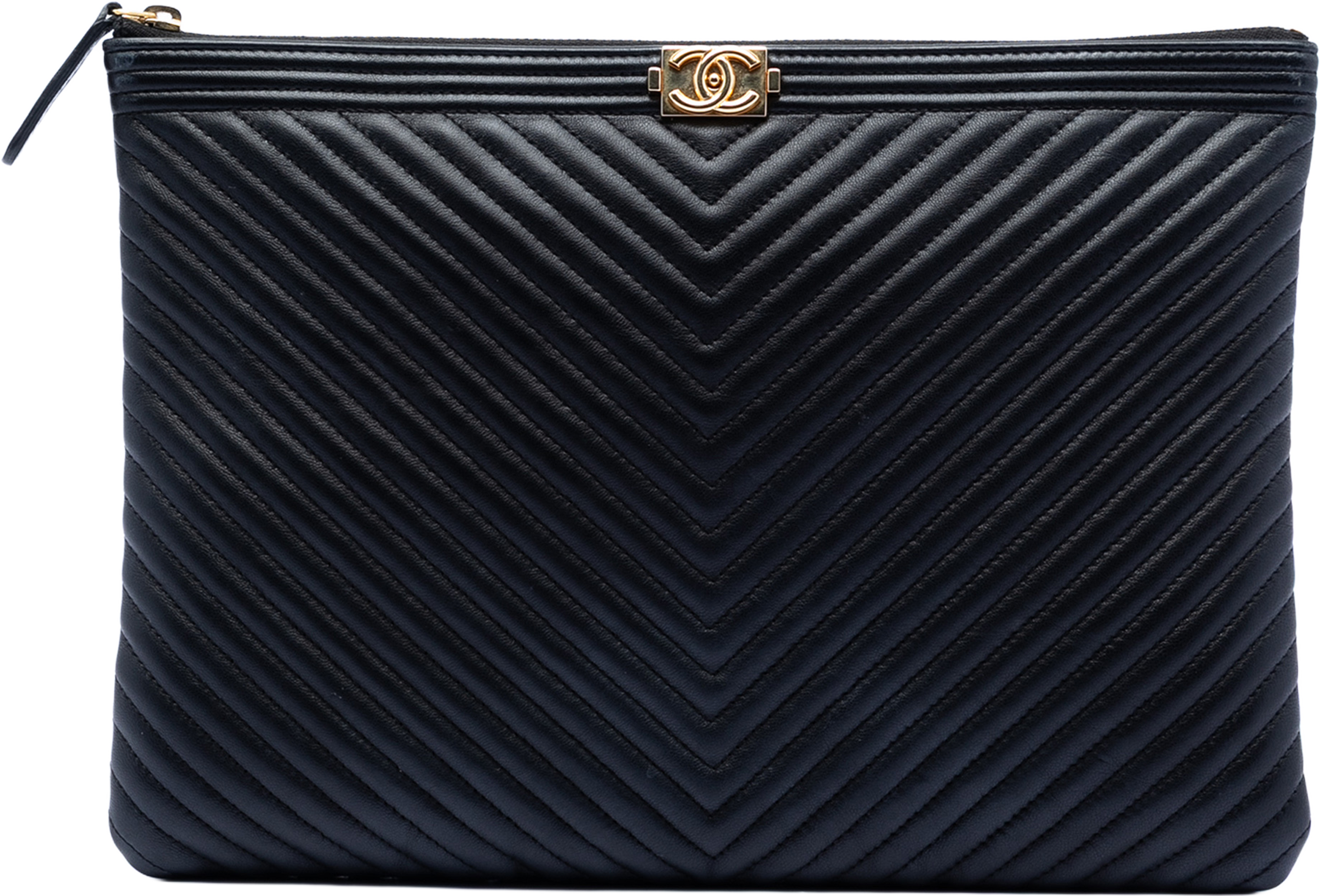 Chanel Medium Chevron Lambskin Boy O Case Clutch, från Luxclusif, i färgen black. Klicka för att öppna bilden i stort format