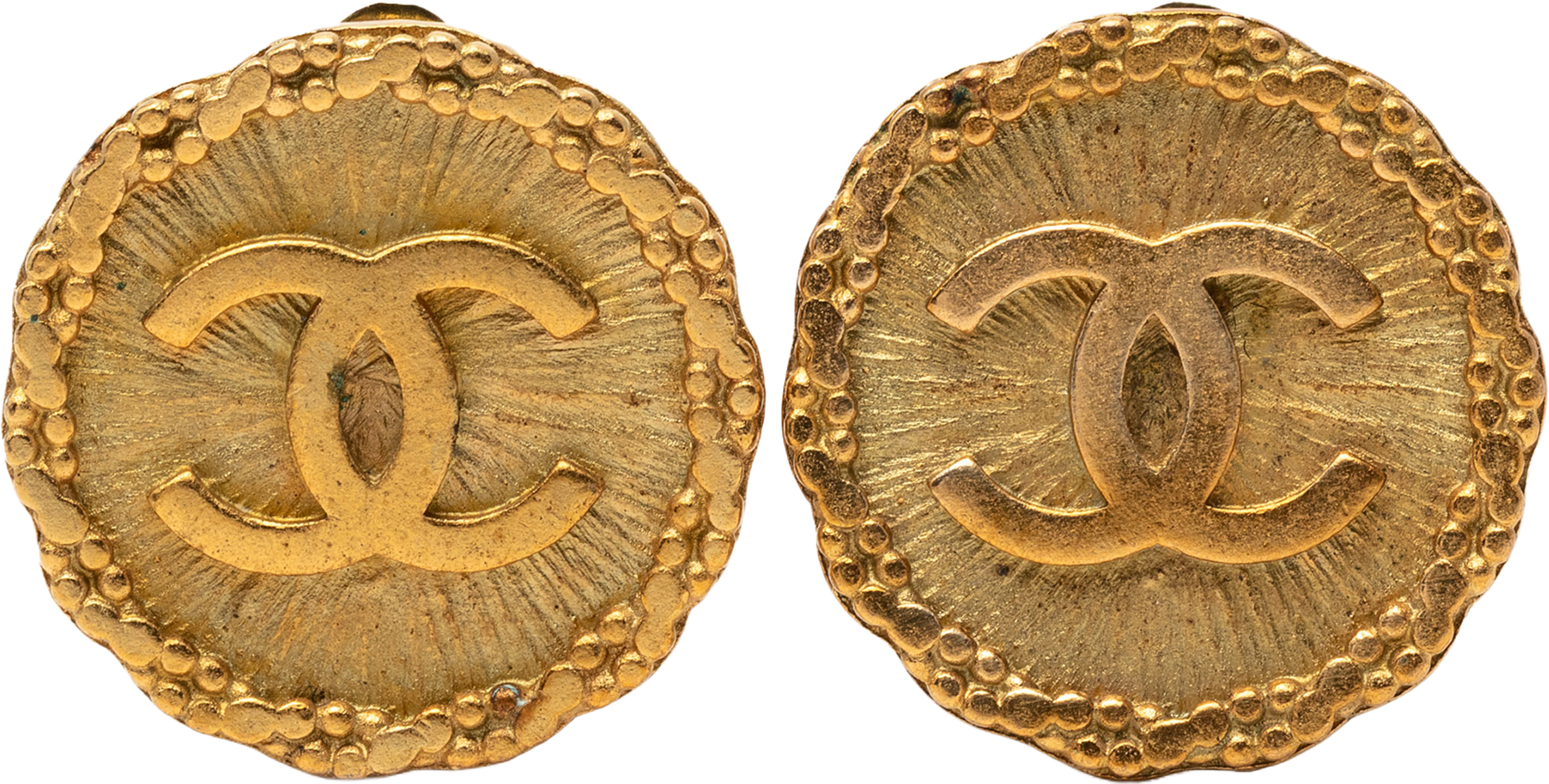 Chanel Cc Gold Plated Round Clip On Earrings, från Luxclusif, i färgen gold. Klicka för att öppna bilden i stort format