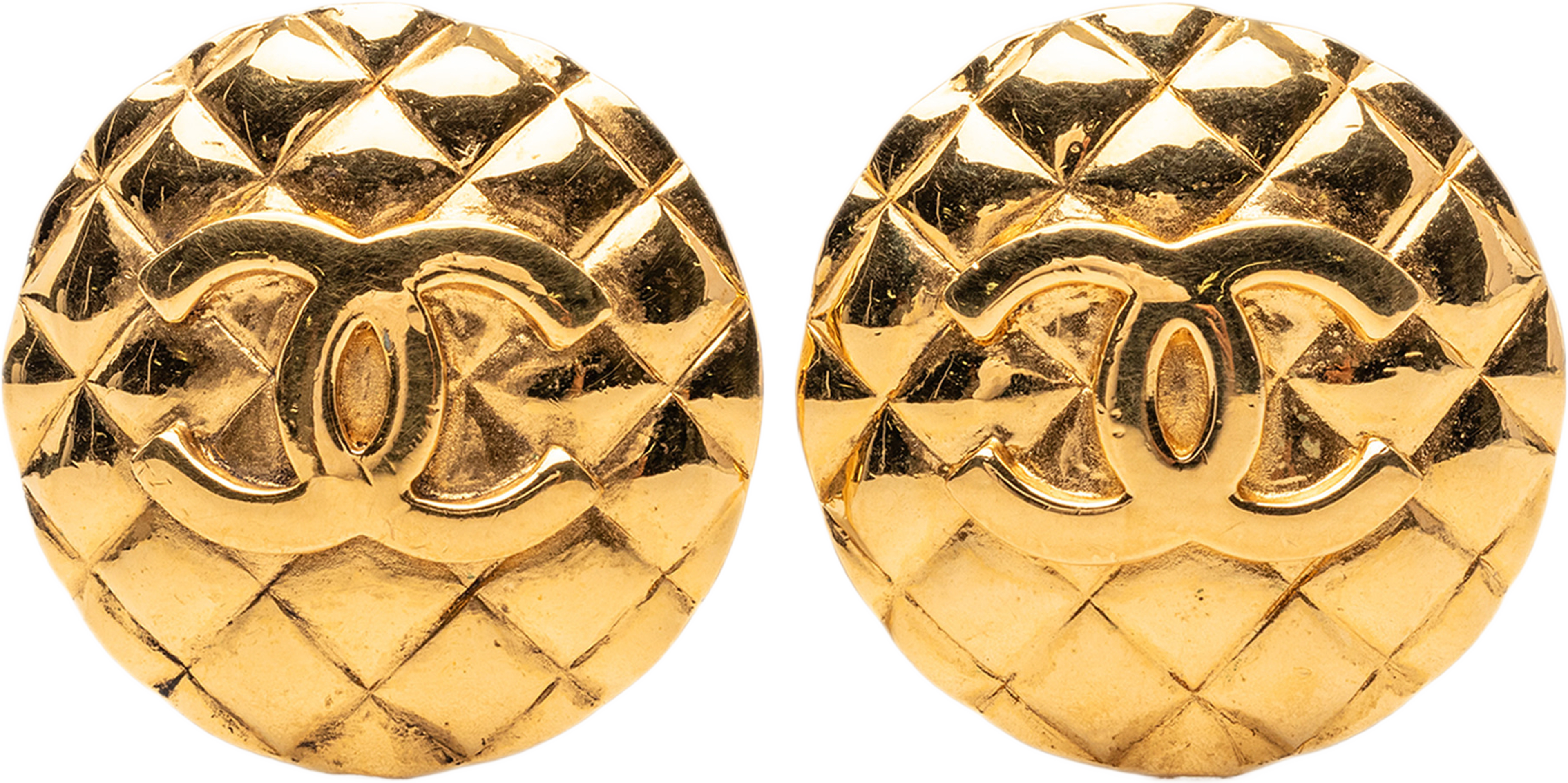 Chanel Cc Quilted Gold Plated Round Clip On Earrings, från Luxclusif, i färgen gold. Klicka för att öppna bilden i stort format
