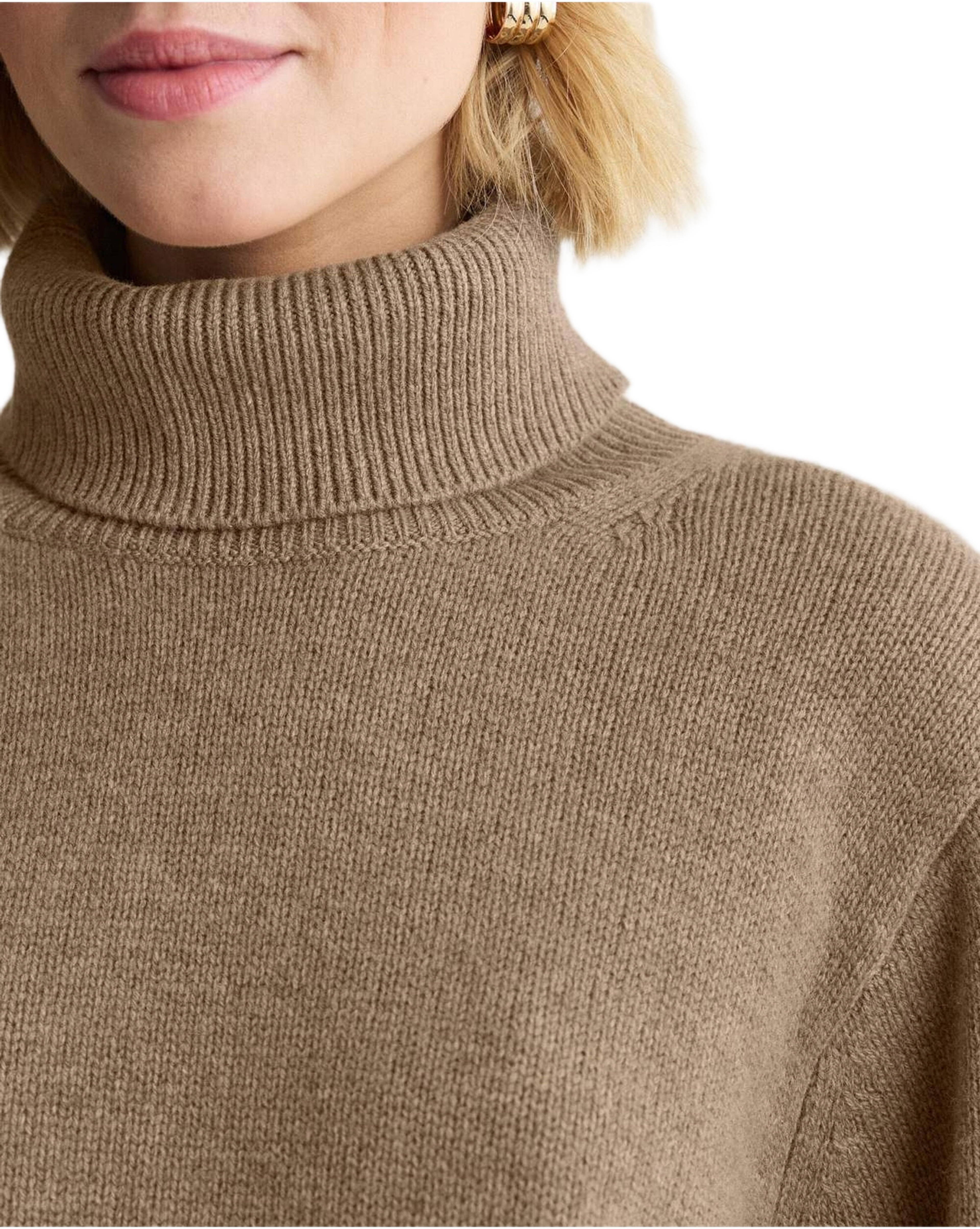 Polotröja Alva, från Newhouse, i färgen mörk beige. Klicka för att öppna bilden i stort format