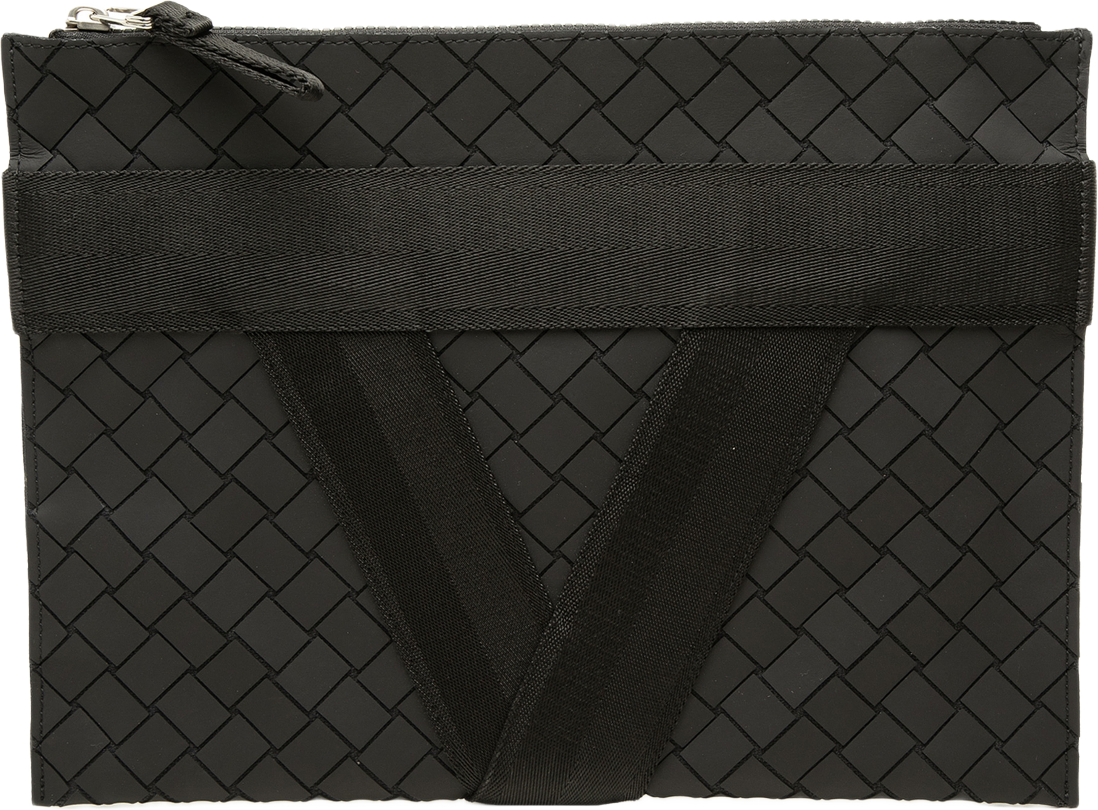 Bottega Veneta Rubber Intrecciato Clutch, från Luxclusif, i färgen svart. Klicka för att öppna bilden i stort format