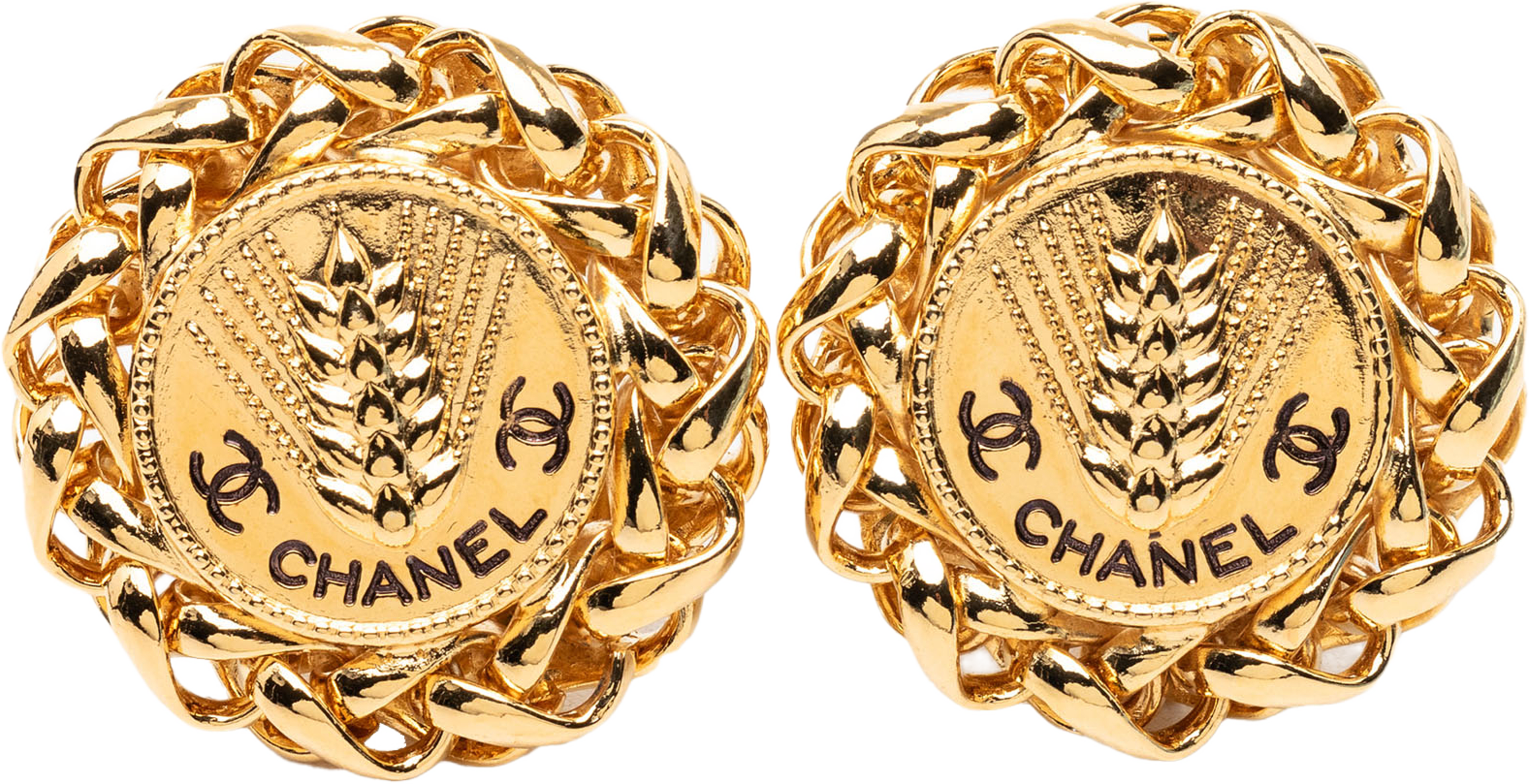 Chanel Cc Gold Plated Wheat Medallion Clip On Earrings, från Luxclusif, i färgen gold. Klicka för att öppna bilden i stort format