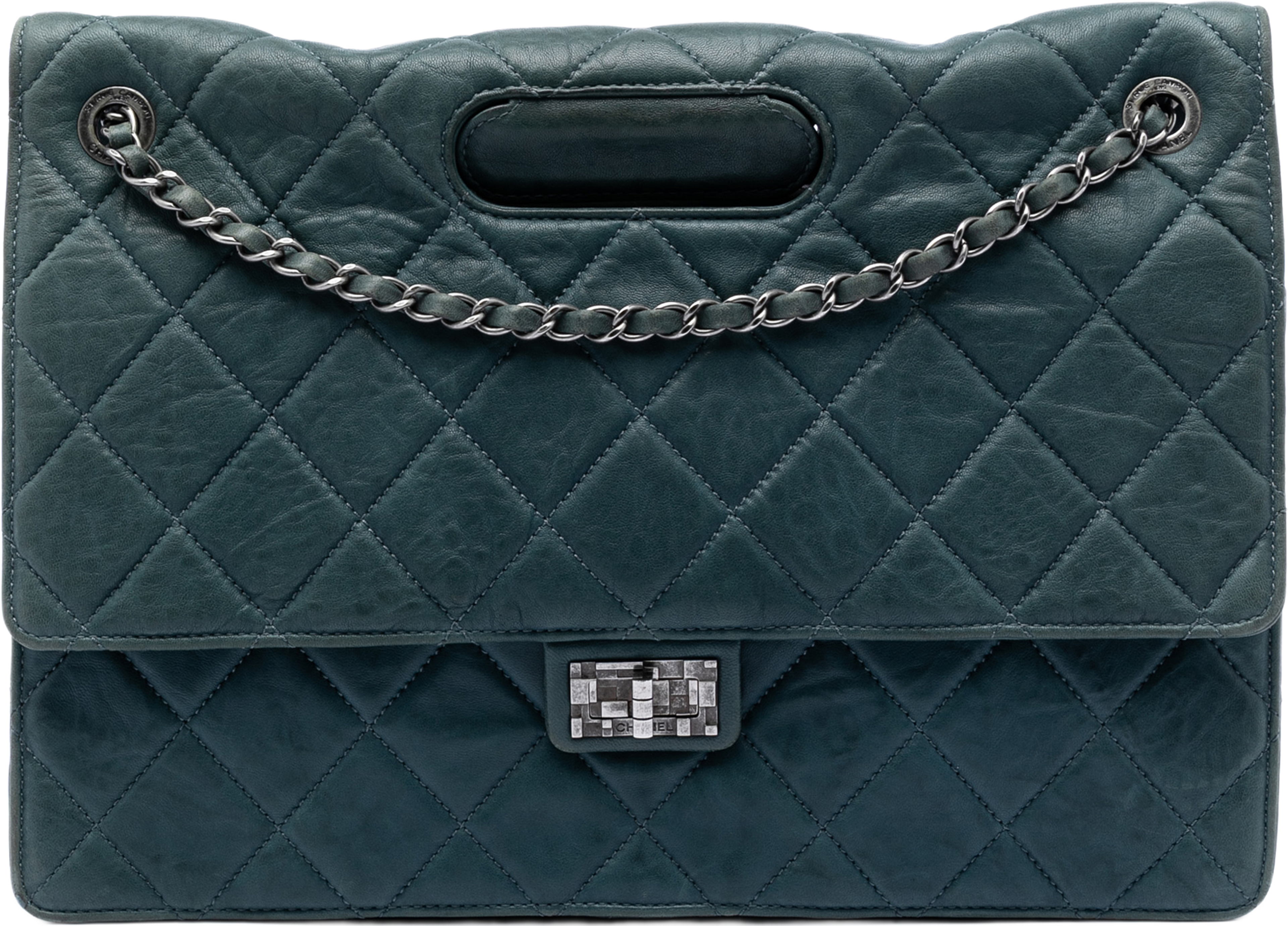 Chanel Paris Byzance Maxi Washed Lambskin Take Away Flap, från Luxclusif, i färgen denim. Klicka för att öppna bilden i stort format