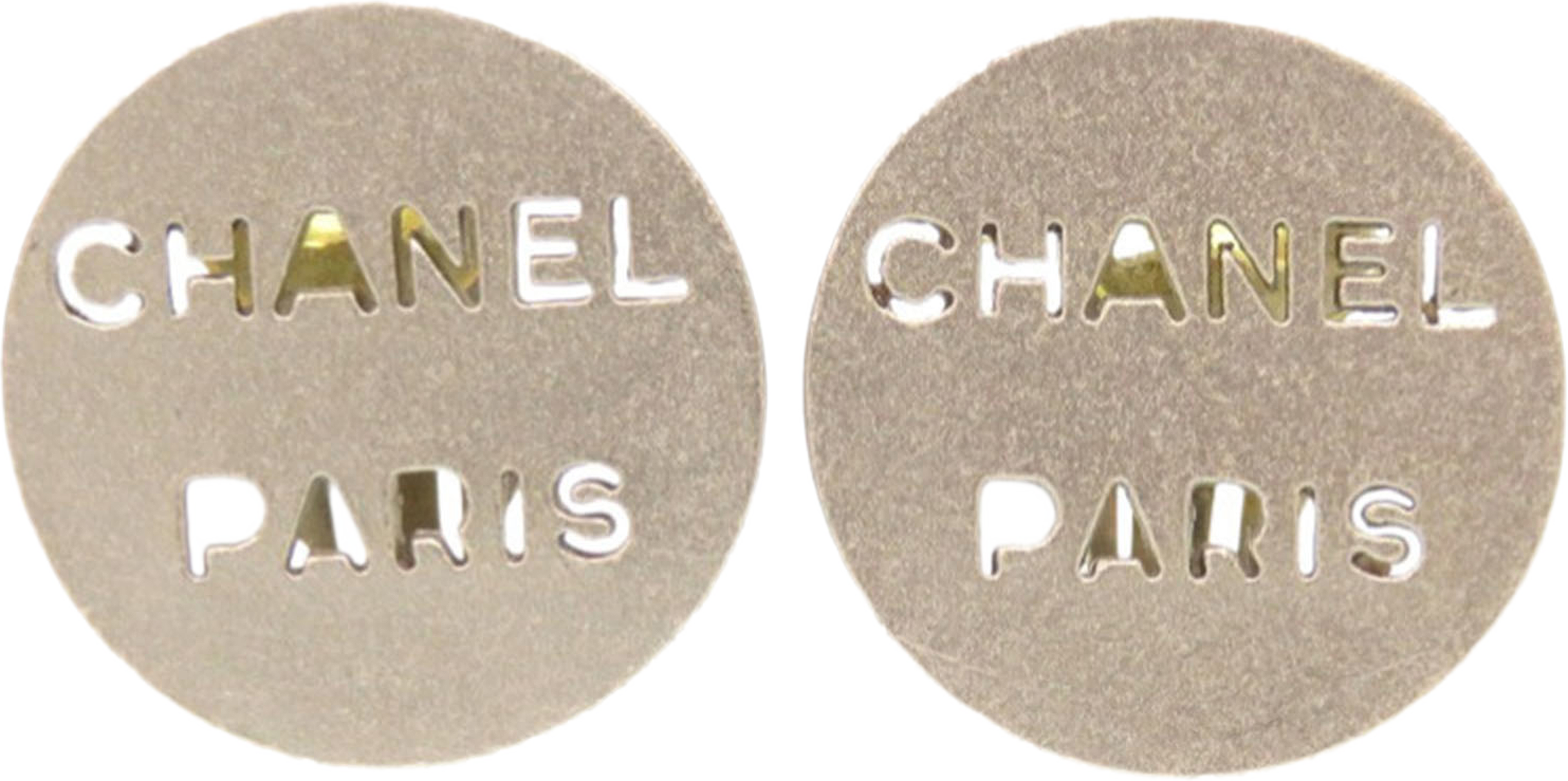 Chanel Brass Cut Out Logo Round Clip On Earrings, från Luxclusif, i färgen silver. Klicka för att öppna bilden i stort format