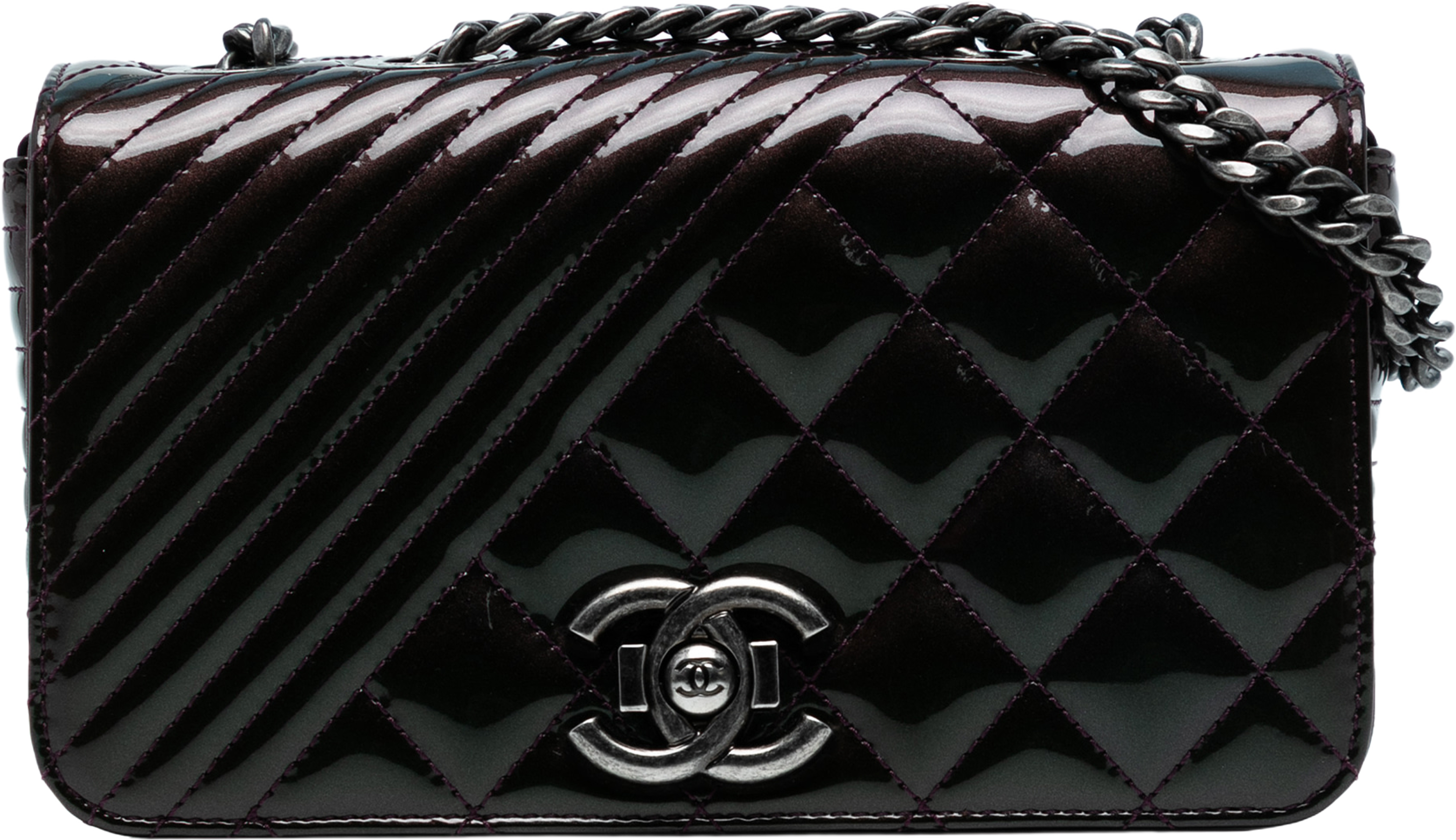 Chanel Small Patent Coco Boy Flap, från Luxclusif, i färgen plum. Klicka för att öppna bilden i stort format