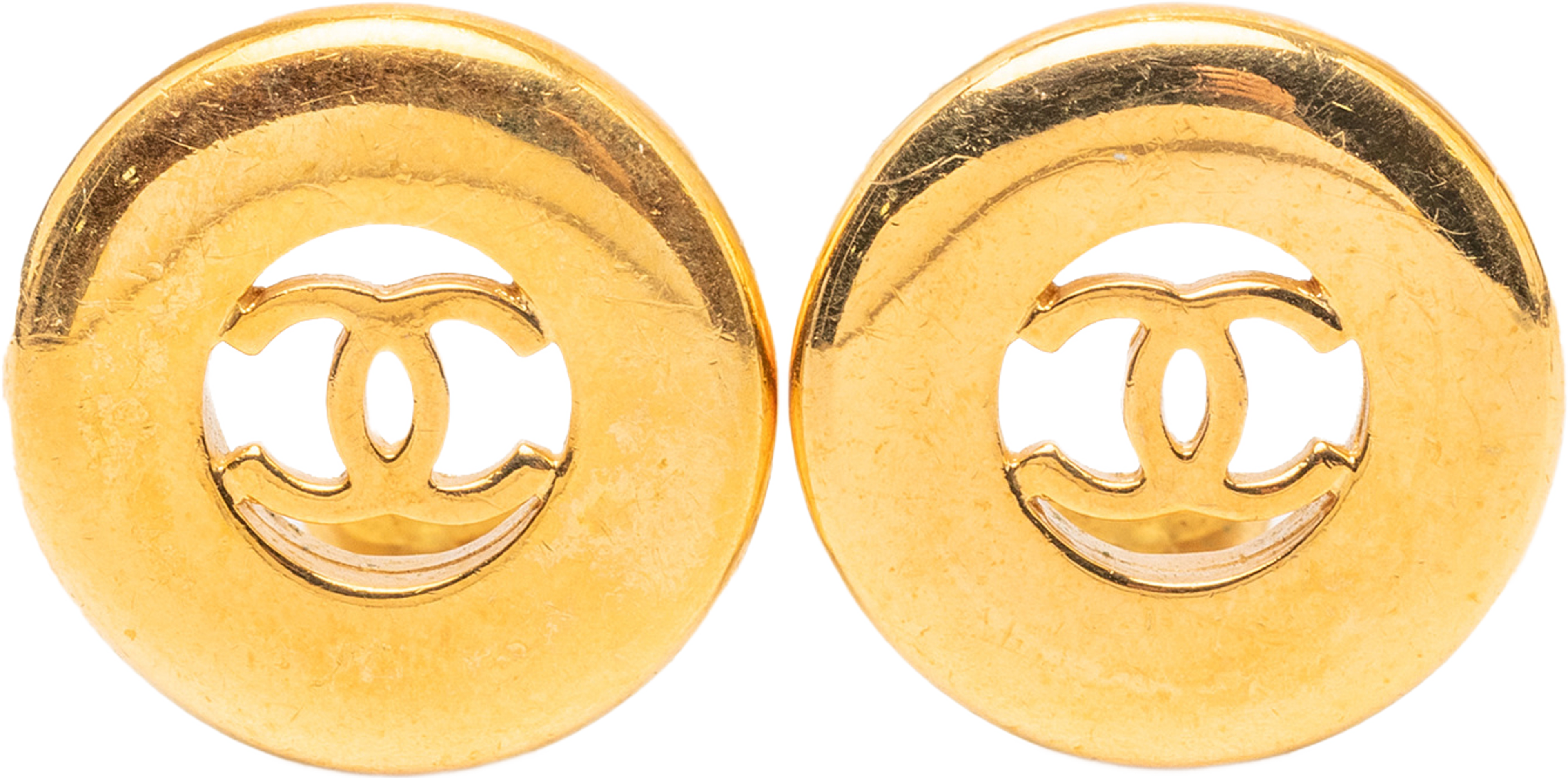 Chanel Cc Gold Plated Round Clip On Earrings, från Luxclusif, i färgen gold. Klicka för att öppna bilden i stort format