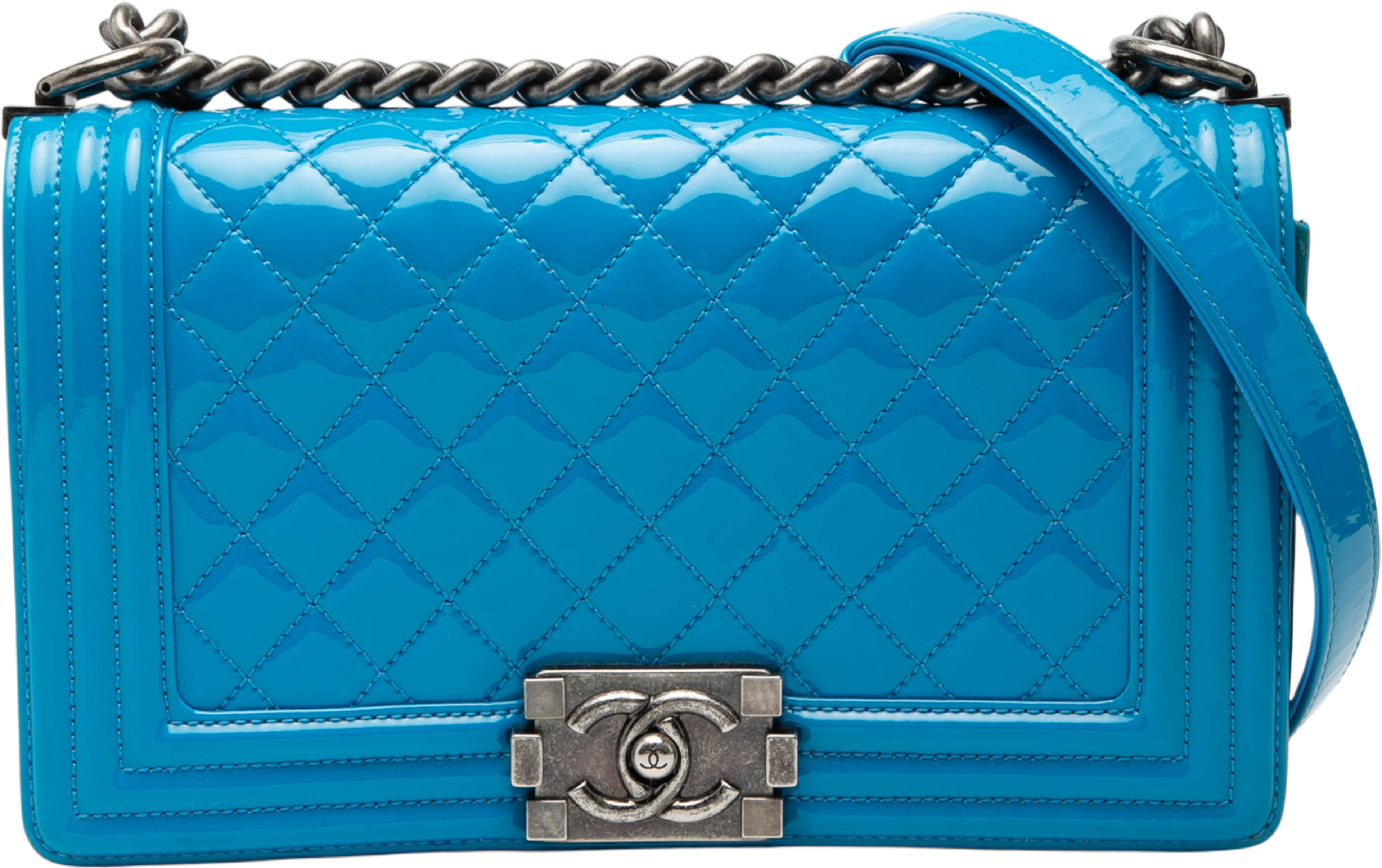 Chanel Old Medium Quilted Patent Boy Flap, från Luxclusif, i färgen blue. Klicka för att öppna bilden i stort format