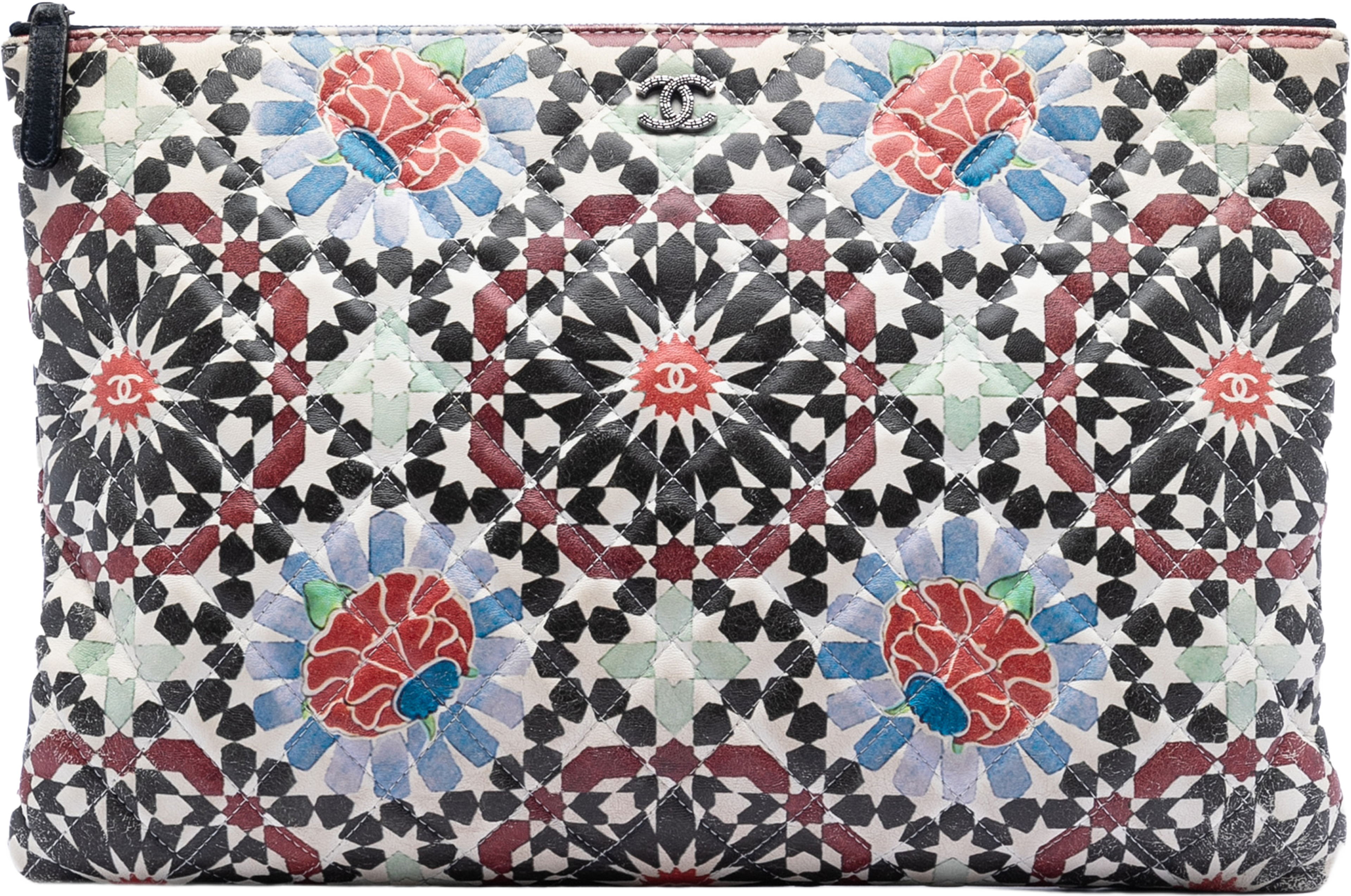 Chanel Paris Dubai Large Printed Lambskin Cosmetic Case, från Luxclusif, i färgen multi. Klicka för att öppna bilden i stort format