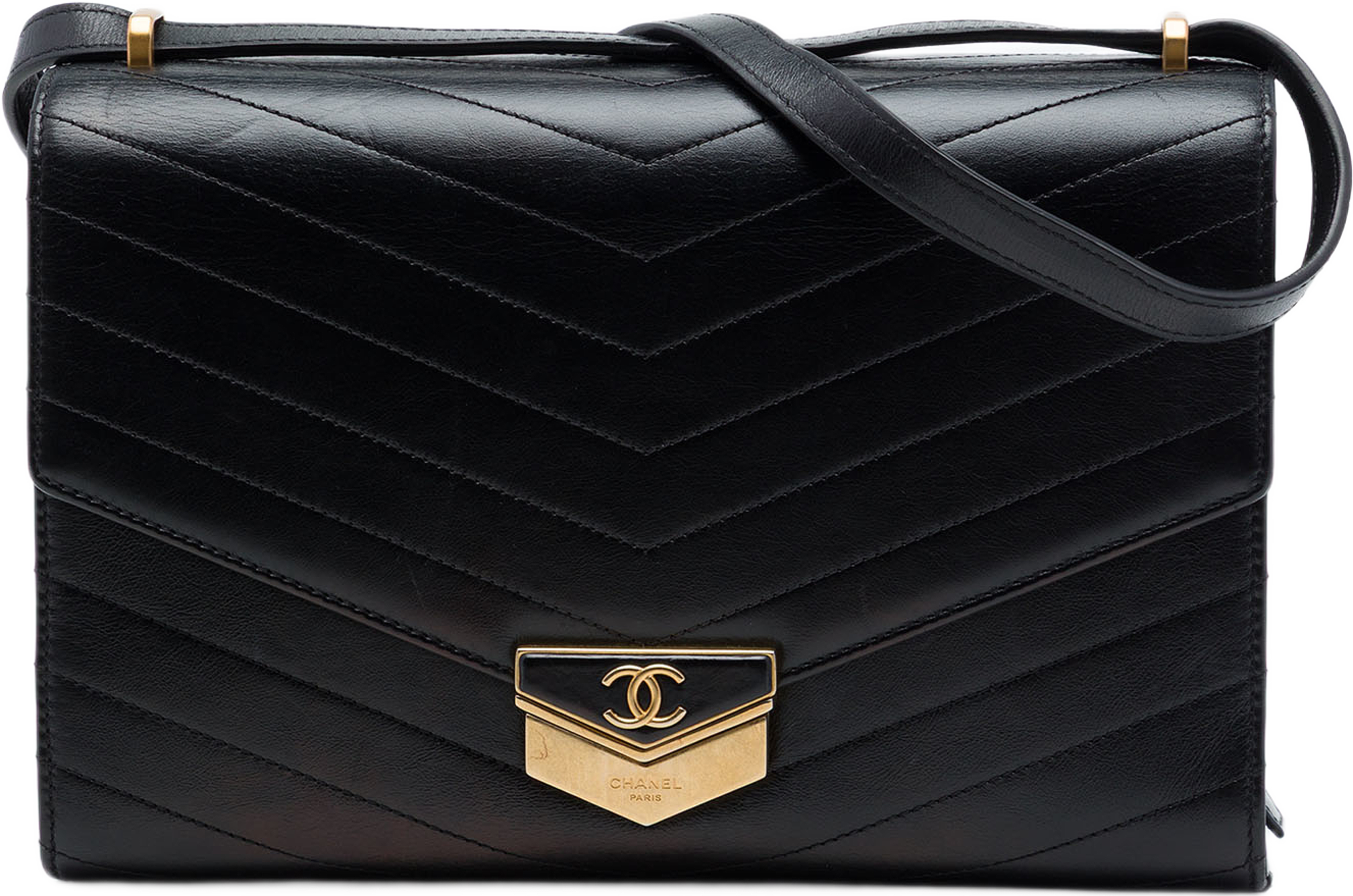 Chanel Cc Chevron Calfskin Medal Flap, från Luxclusif, i färgen svart. Klicka för att öppna bilden i stort format