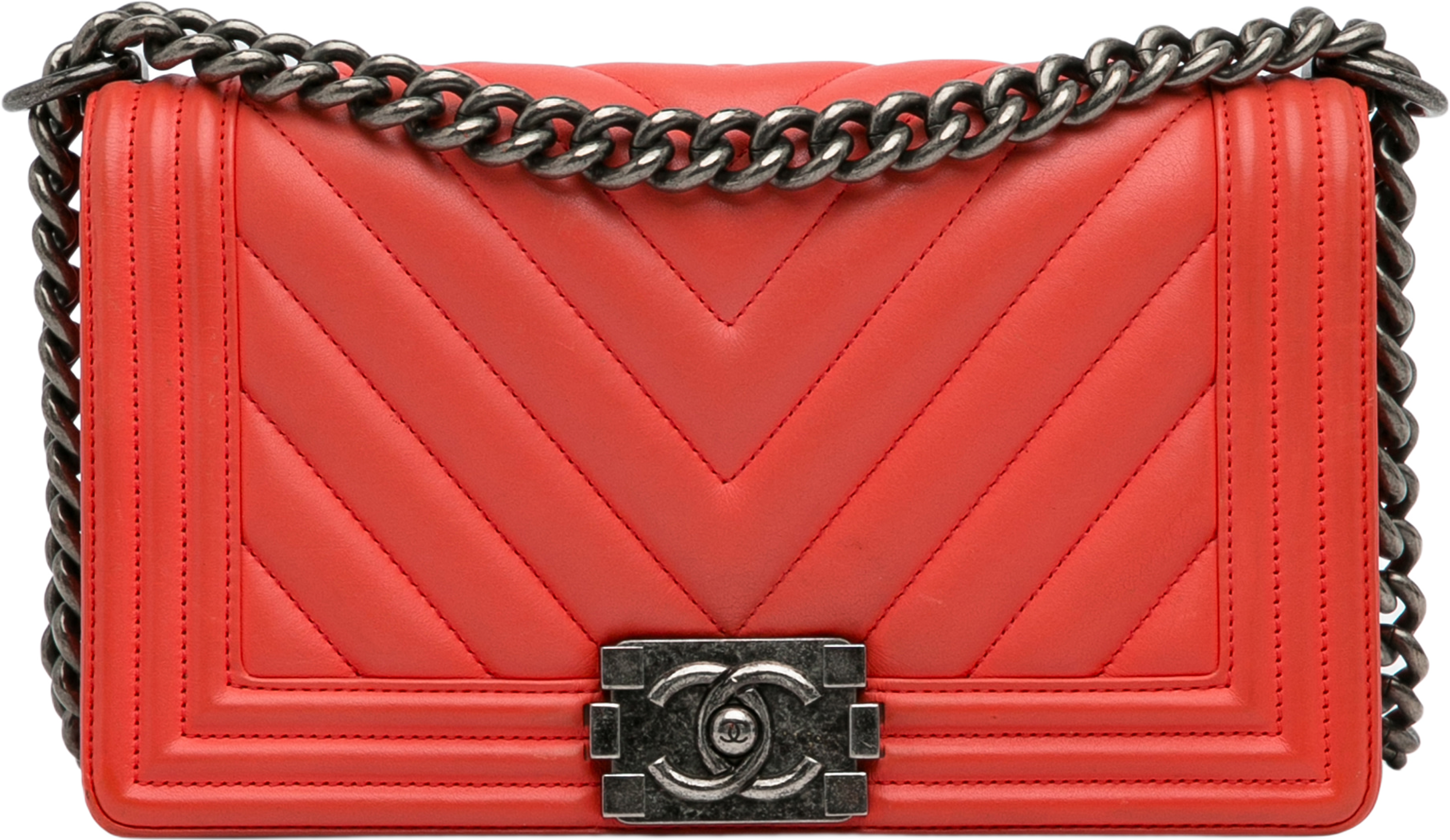 Chanel Old Medium Chevron Calfskin Boy Flap, från Luxclusif, i färgen indian red. Klicka för att öppna bilden i stort format