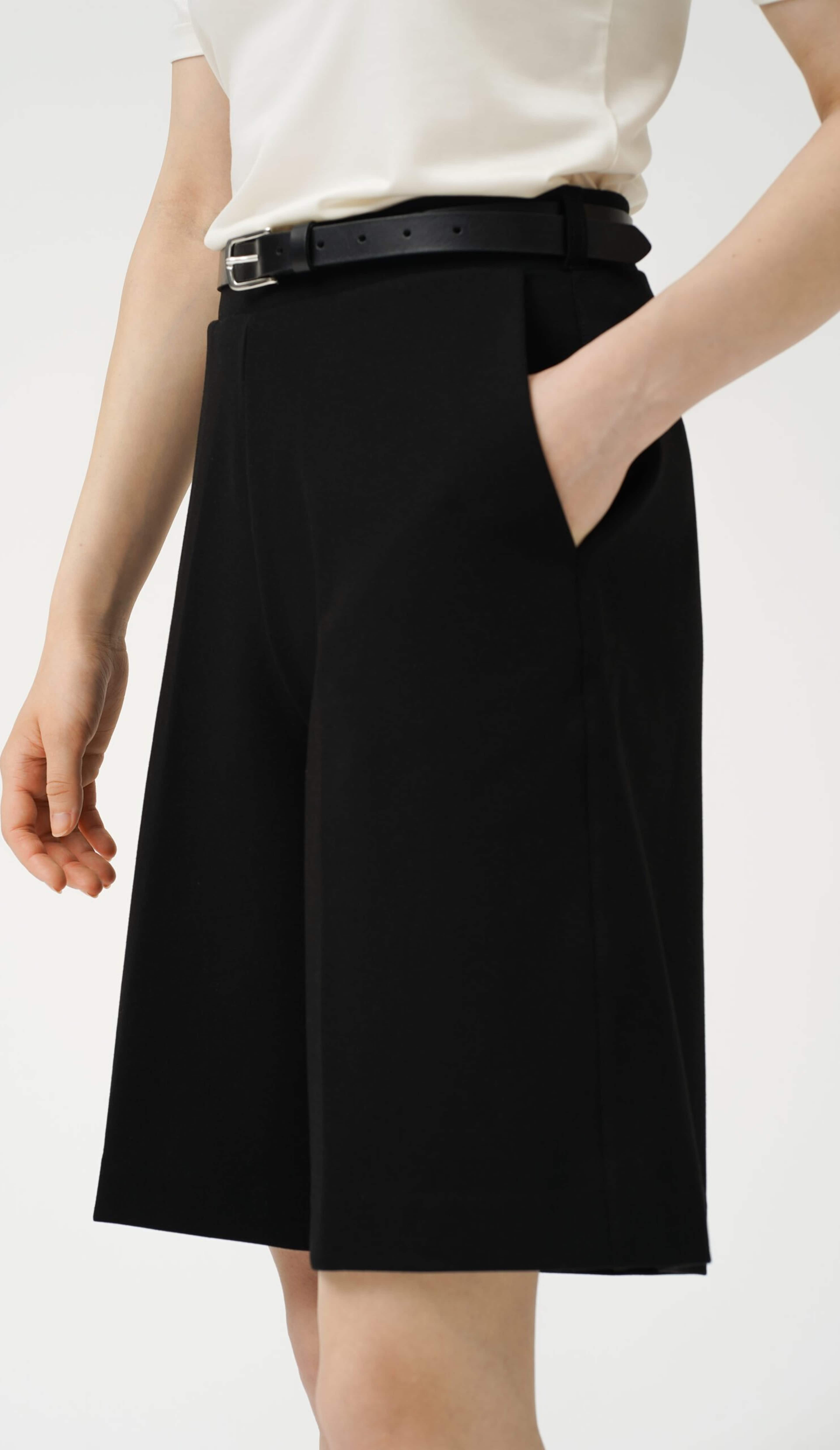 Berna Shorts - Black, från Residus, i färgen black. Klicka för att öppna bilden i stort format