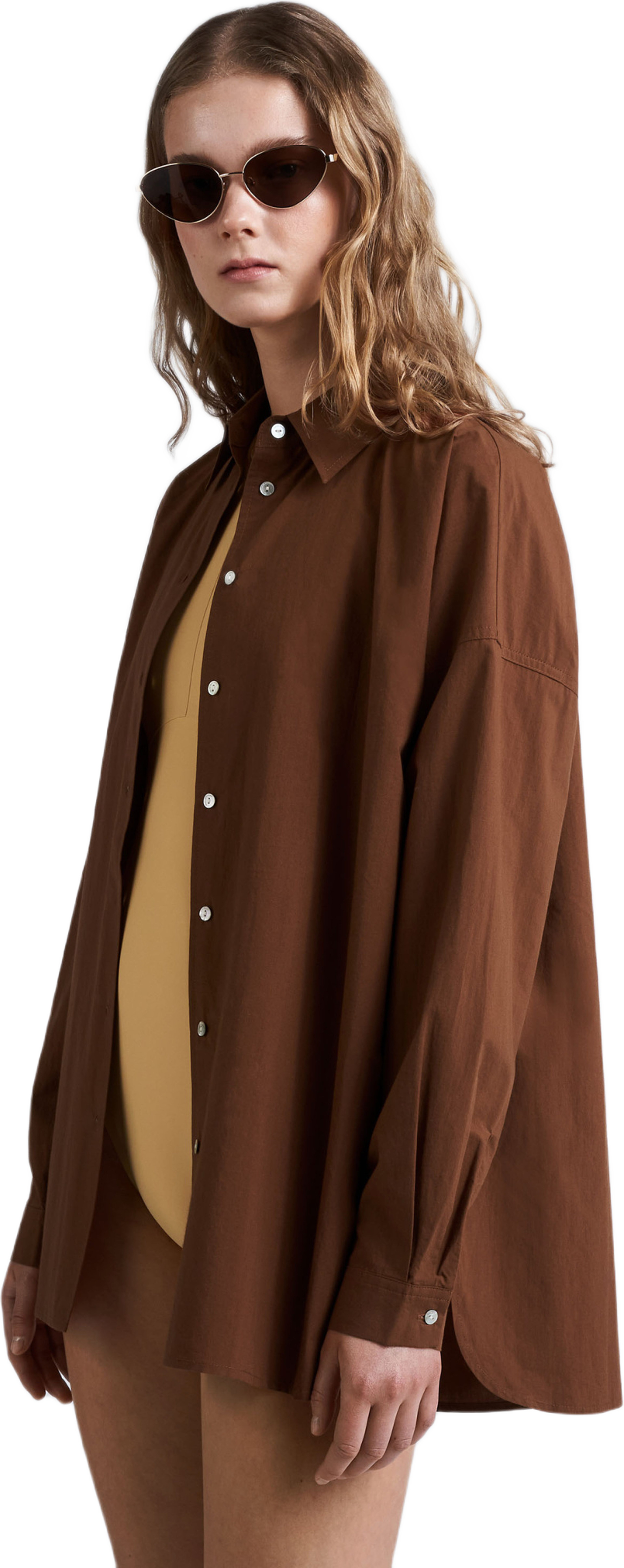 Bomullsskjorta oversize BYRON, från Carin Wester, i färgen Chesnut. Klicka för att öppna bilden i stort format