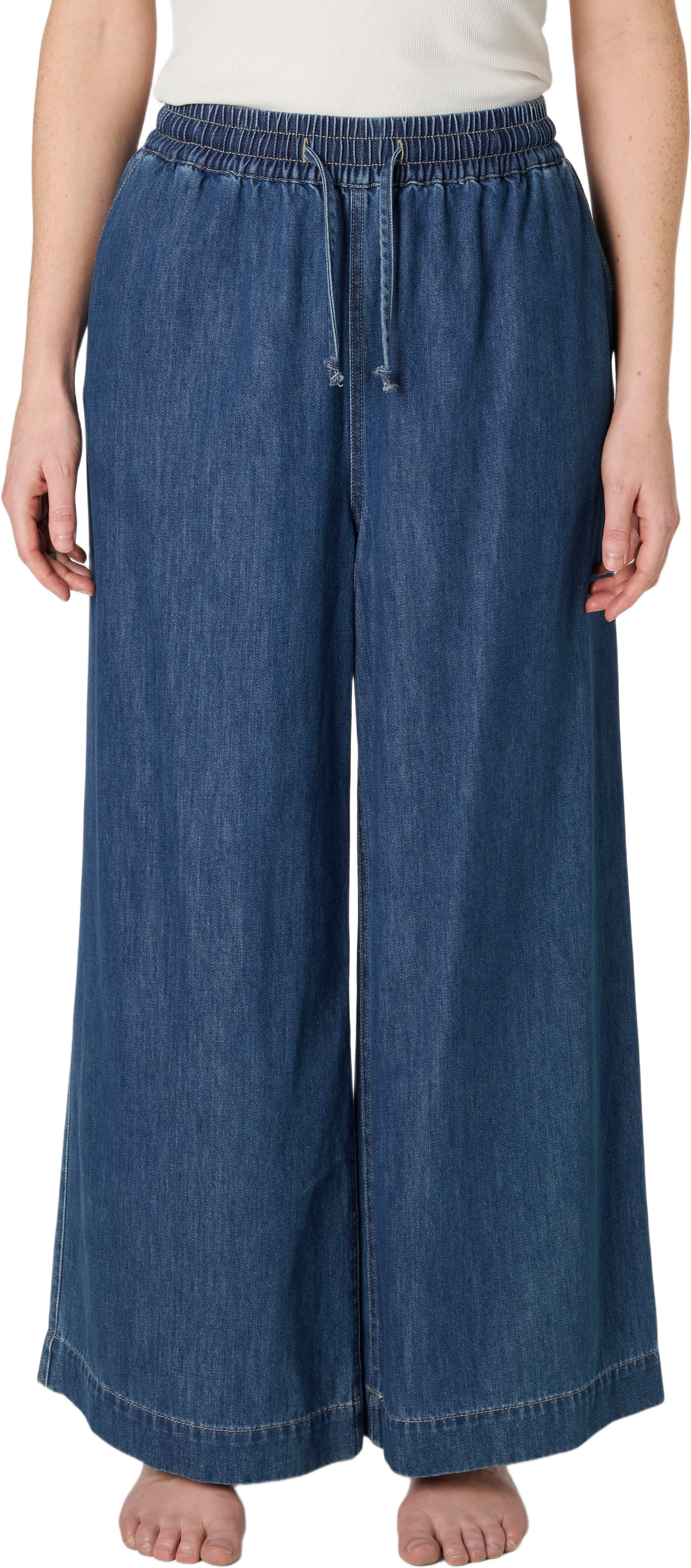 Denimbyxor IVELINE, från Carin Wester, i färgen Mid Blue Denim. Klicka för att öppna bilden i stort format