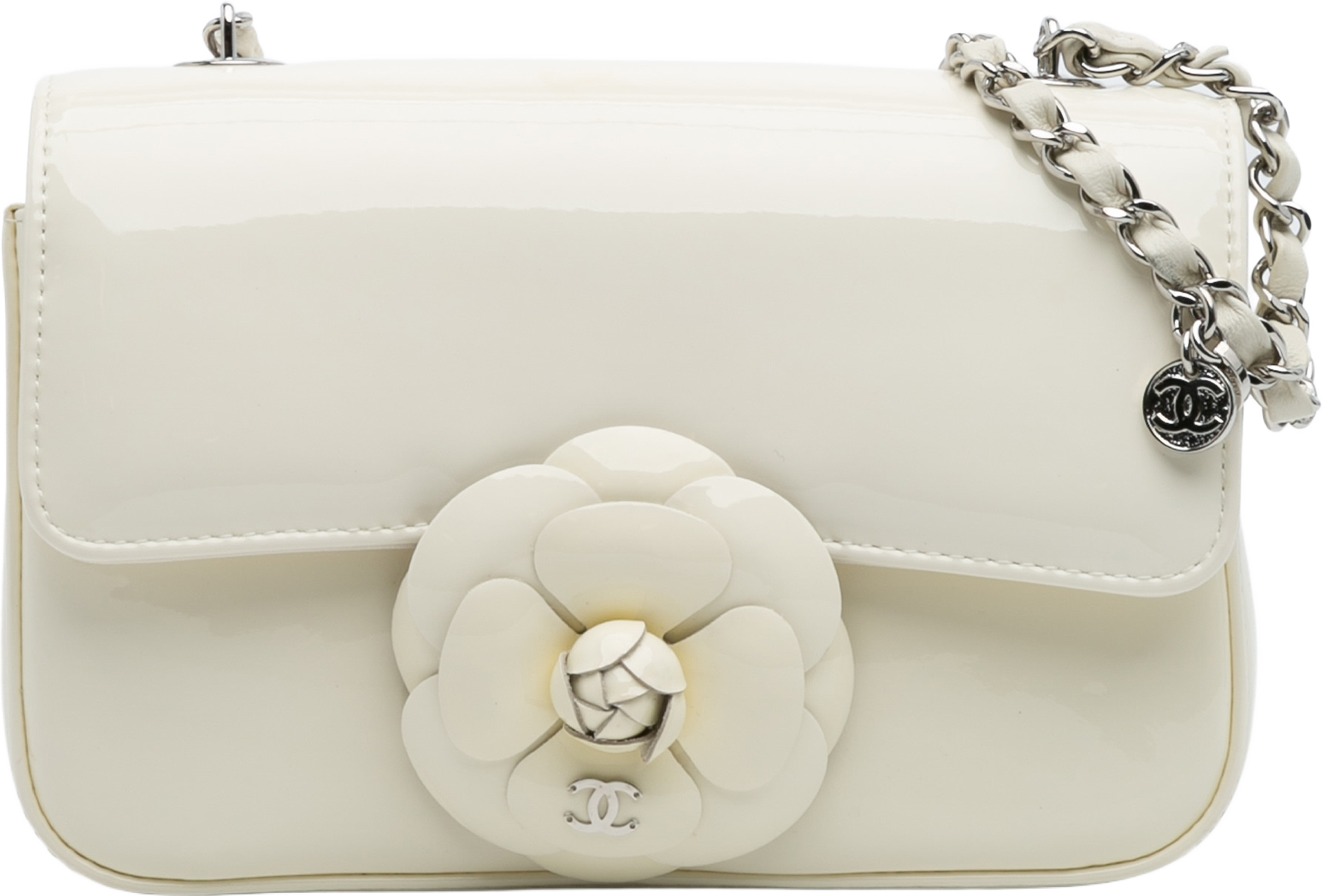 Chanel Small Patent Camellia Single Flap, från Luxclusif, i färgen ivory. Klicka för att öppna bilden i stort format
