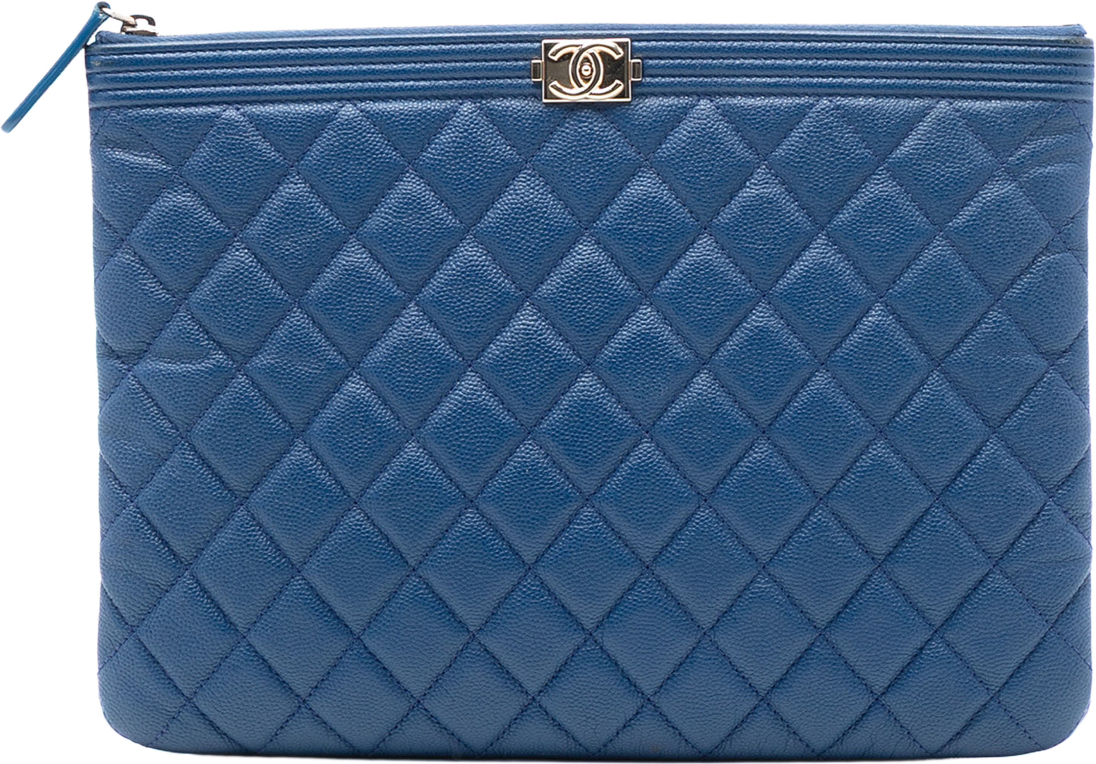 Chanel Medium Quilted Caviar Boy O Case Clutch, från Luxclusif, i färgen dark blue. Klicka för att öppna bilden i stort format