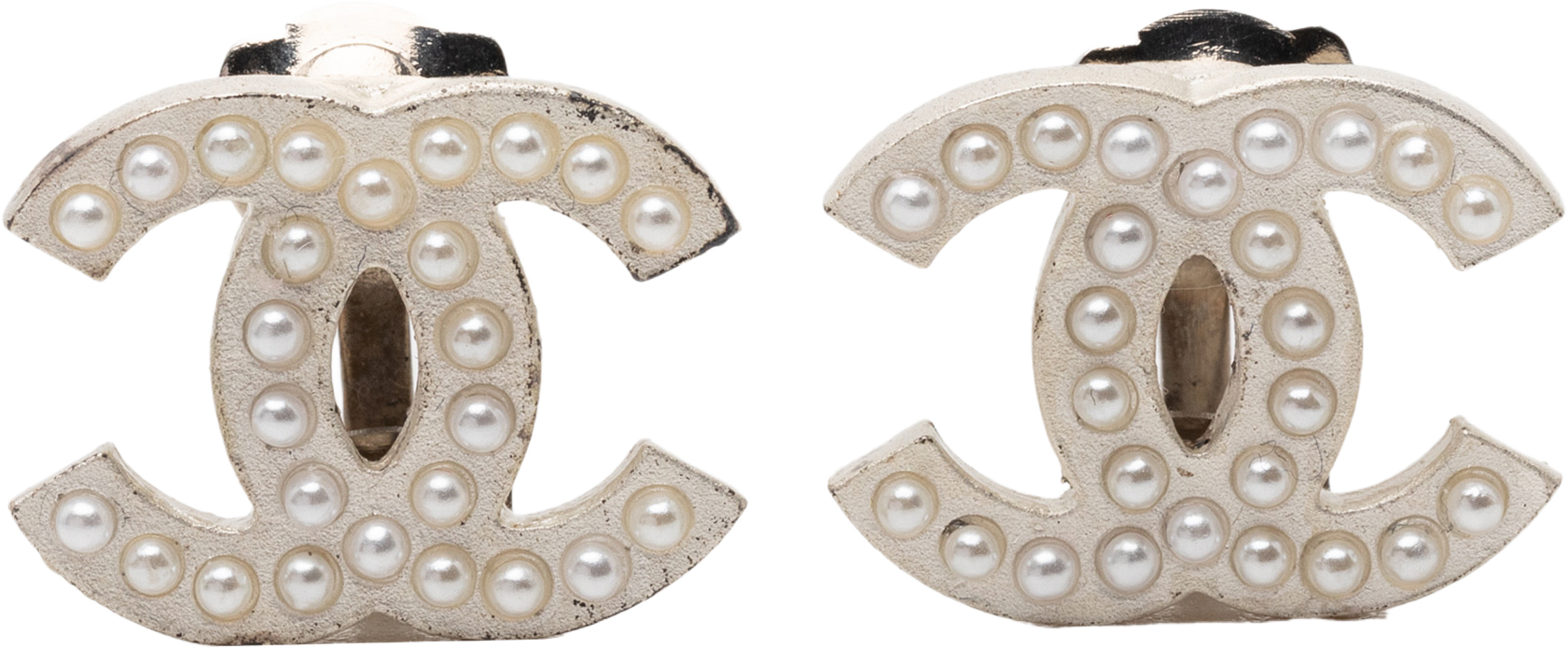 Chanel Cc Gold Plated Pearl Stud Clip On Earrings, från Luxclusif, i färgen light gold. Klicka för att öppna bilden i stort format
