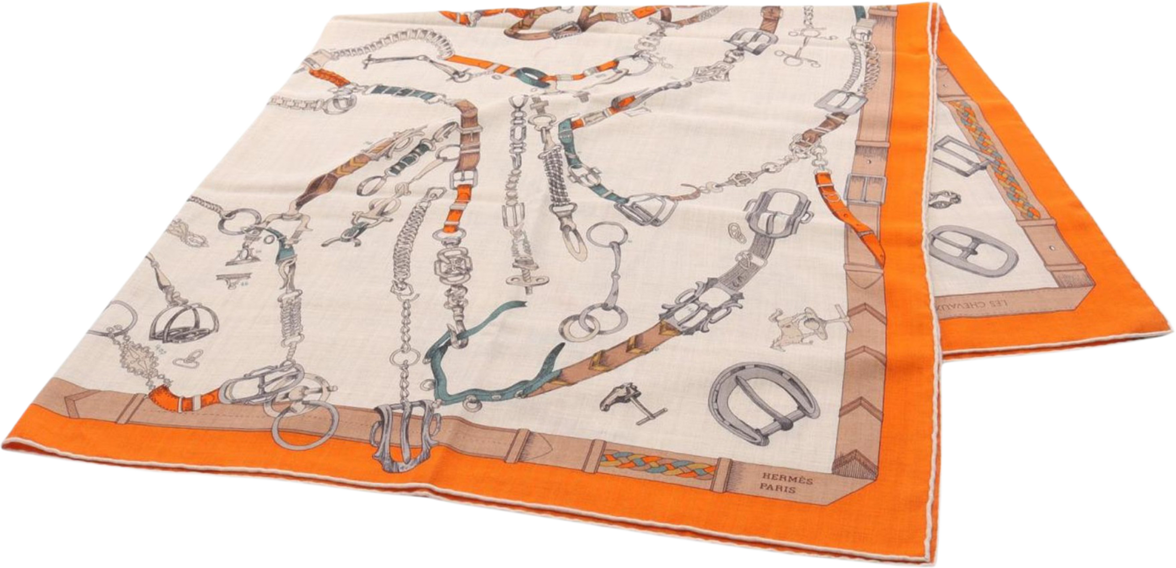 Hermès Les Chevaux Dechaines Cashmere Scarf, från Luxclusif, i färgen beige. Klicka för att öppna bilden i stort format