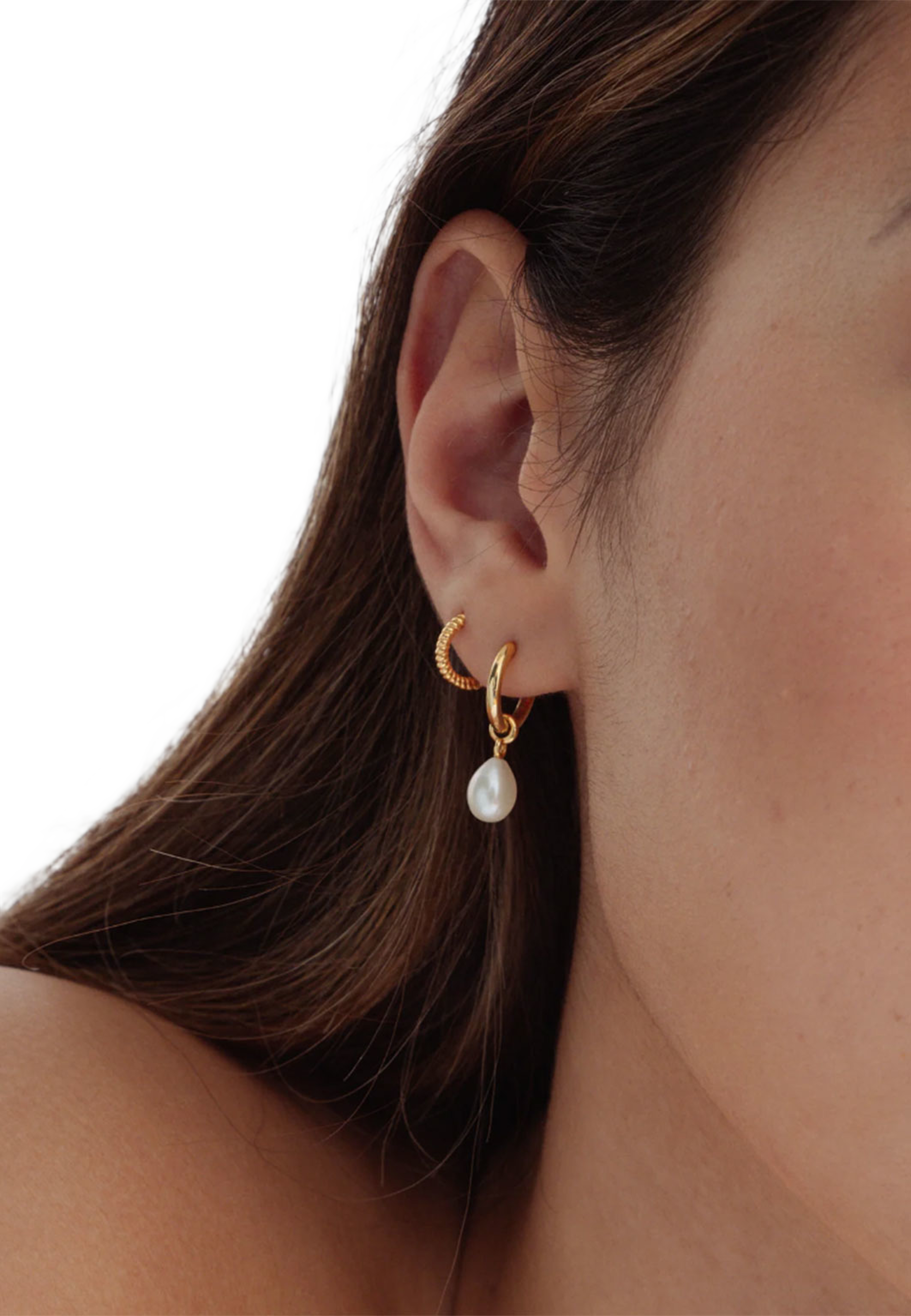 Treasure Pearl Hoops Gold, från Syster P, i färgen Gold. Klicka för att öppna bilden i stort format