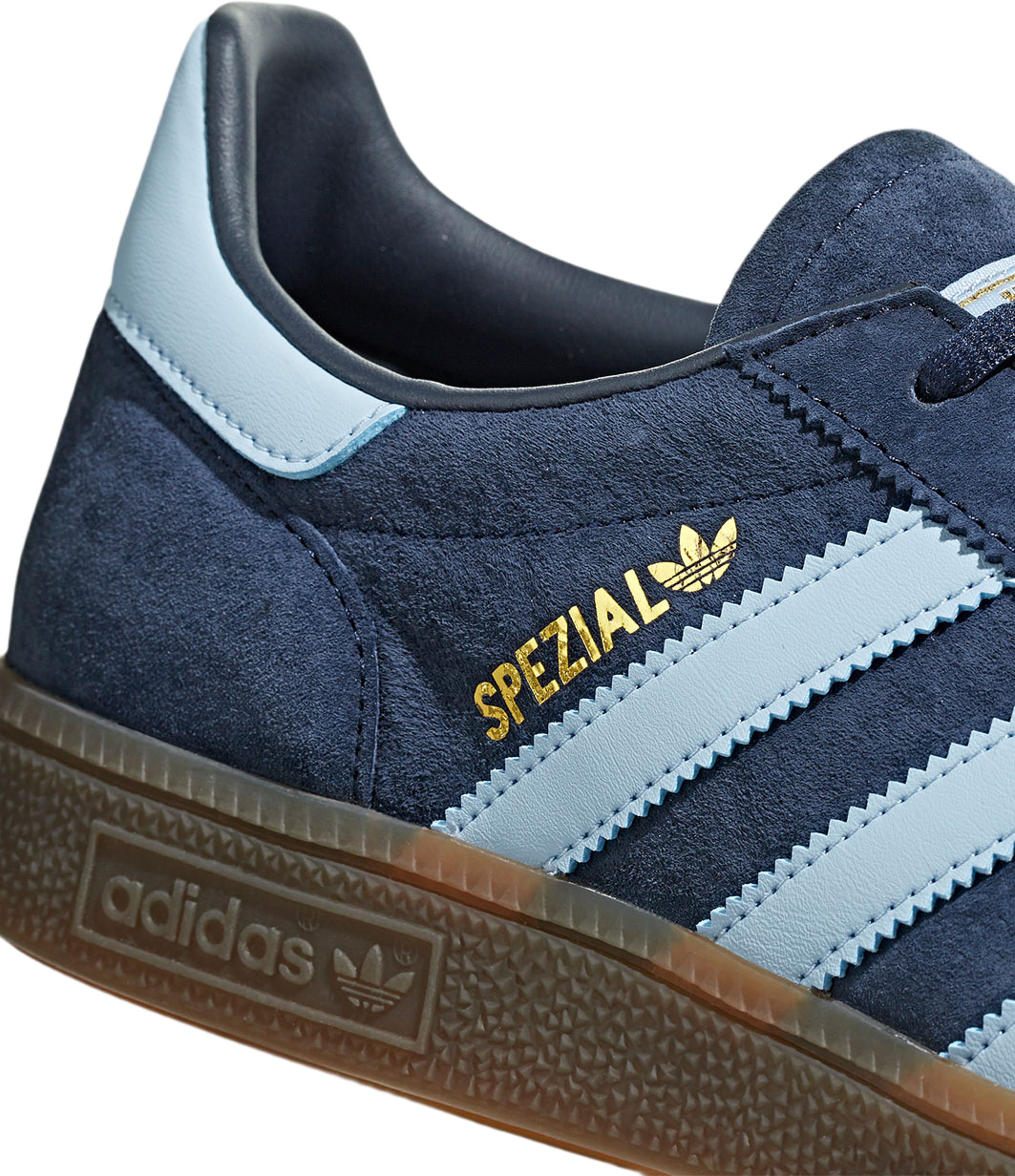 Handball Spezial Skor, från Adidas Originals, i färgen Conavy/Clesky/Gum5. Klicka för att öppna bilden i stort format