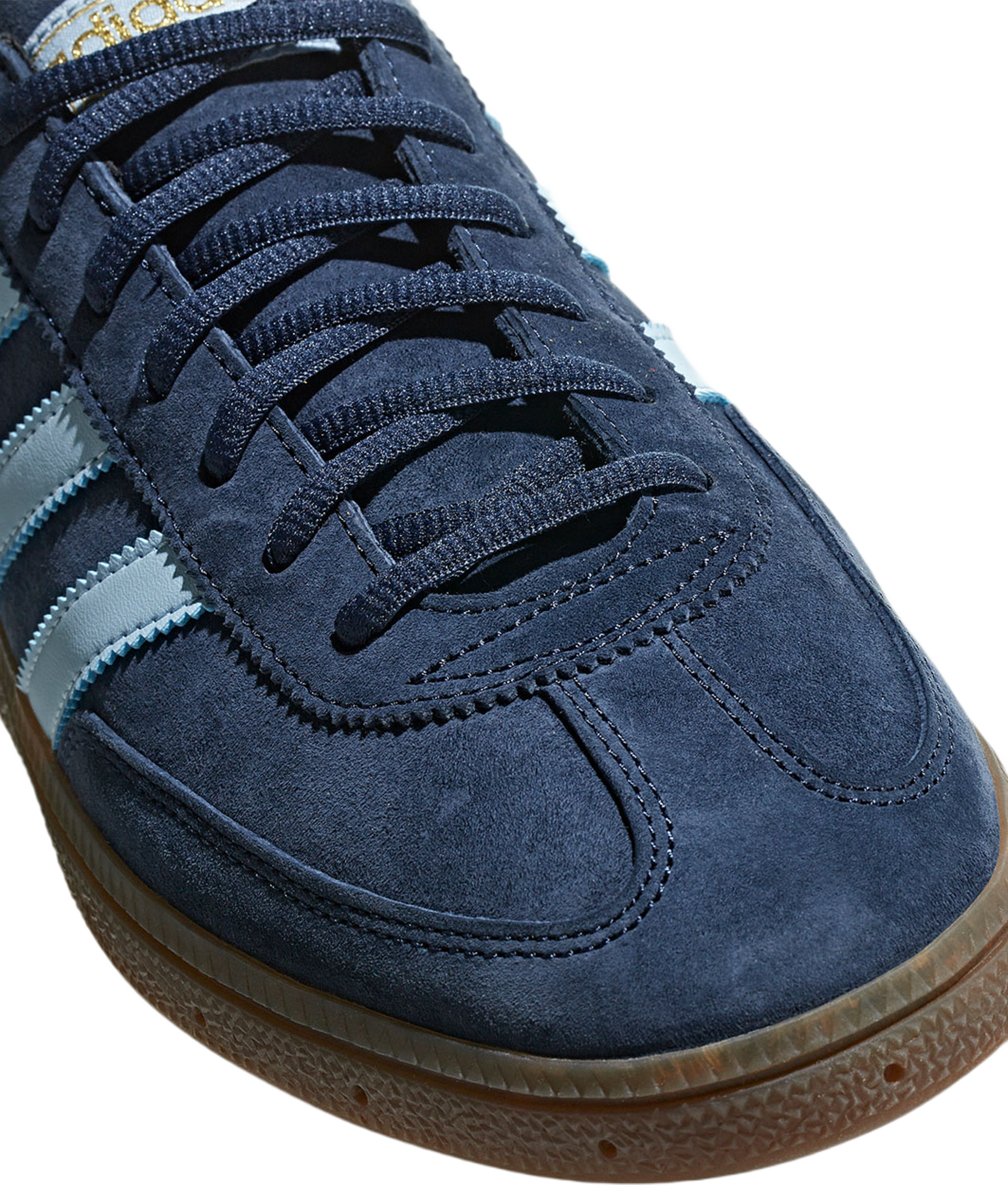 Handball Spezial Skor, från Adidas Originals, i färgen Conavy/Clesky/Gum5. Klicka för att öppna bilden i stort format