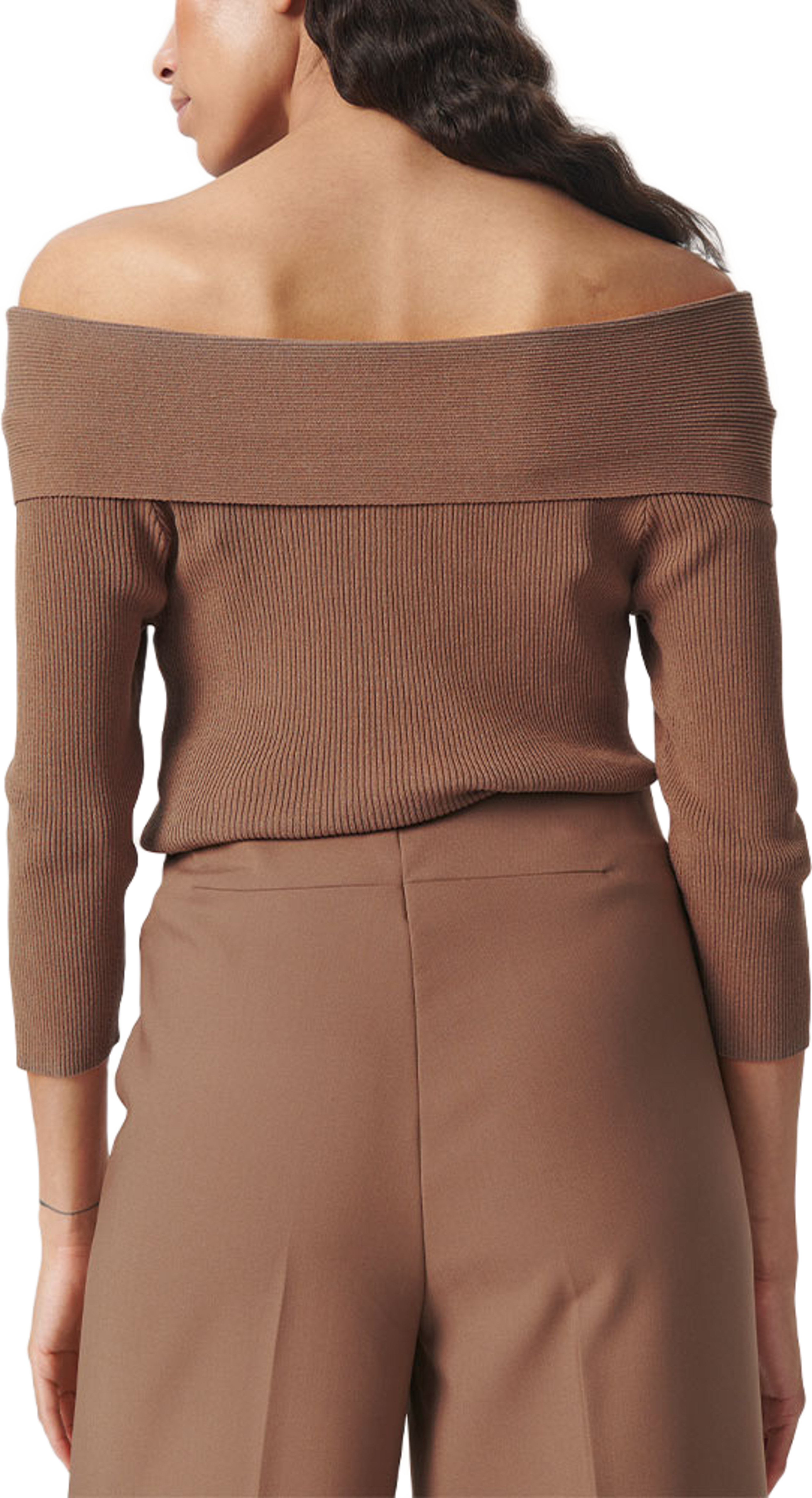 SLIndianna Offshoulder Pullover, från Soaked In Luxury, i färgen Walnut. Klicka för att öppna bilden i stort format