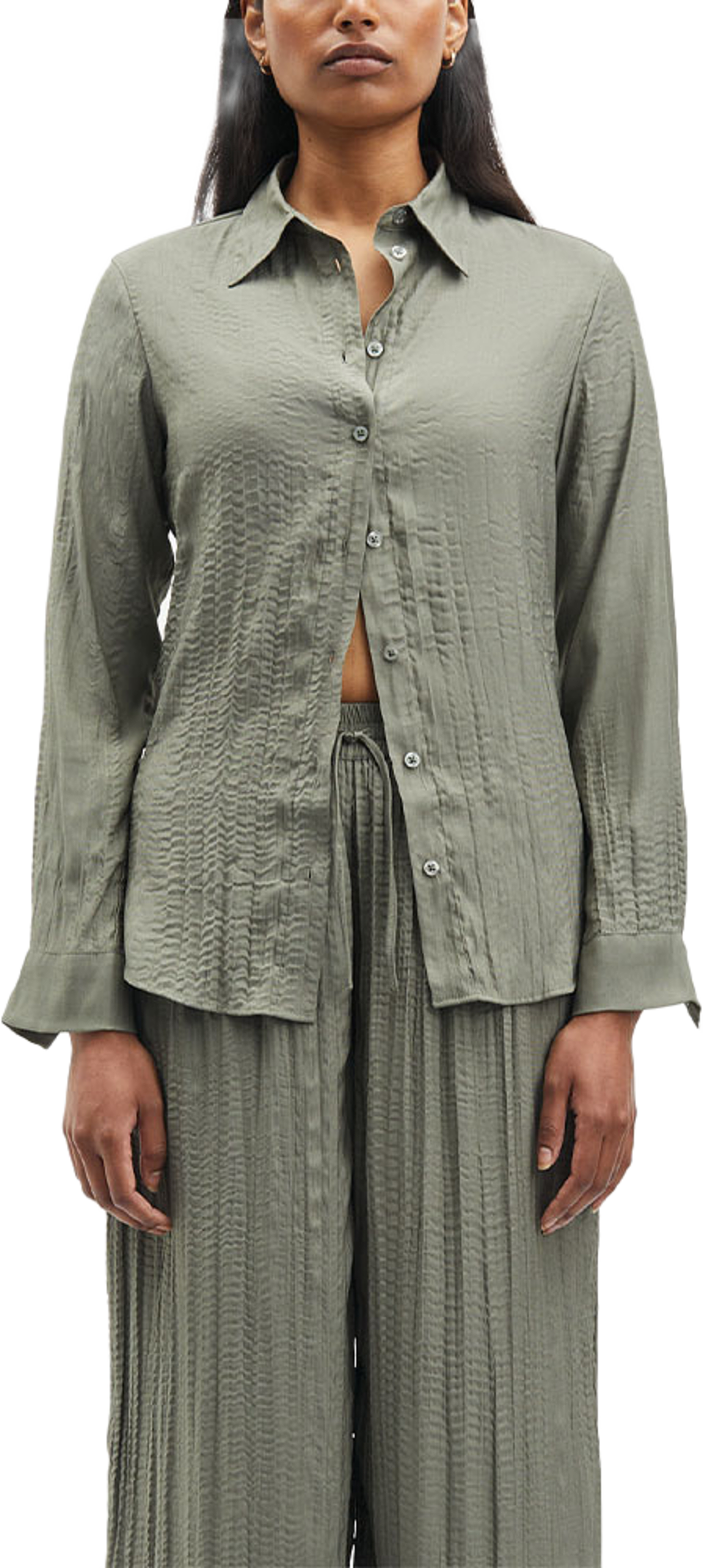 Saisabel shirt 15158, från SAMSOE SAMSOE, i färgen Dusty Olive. Klicka för att öppna bilden i stort format