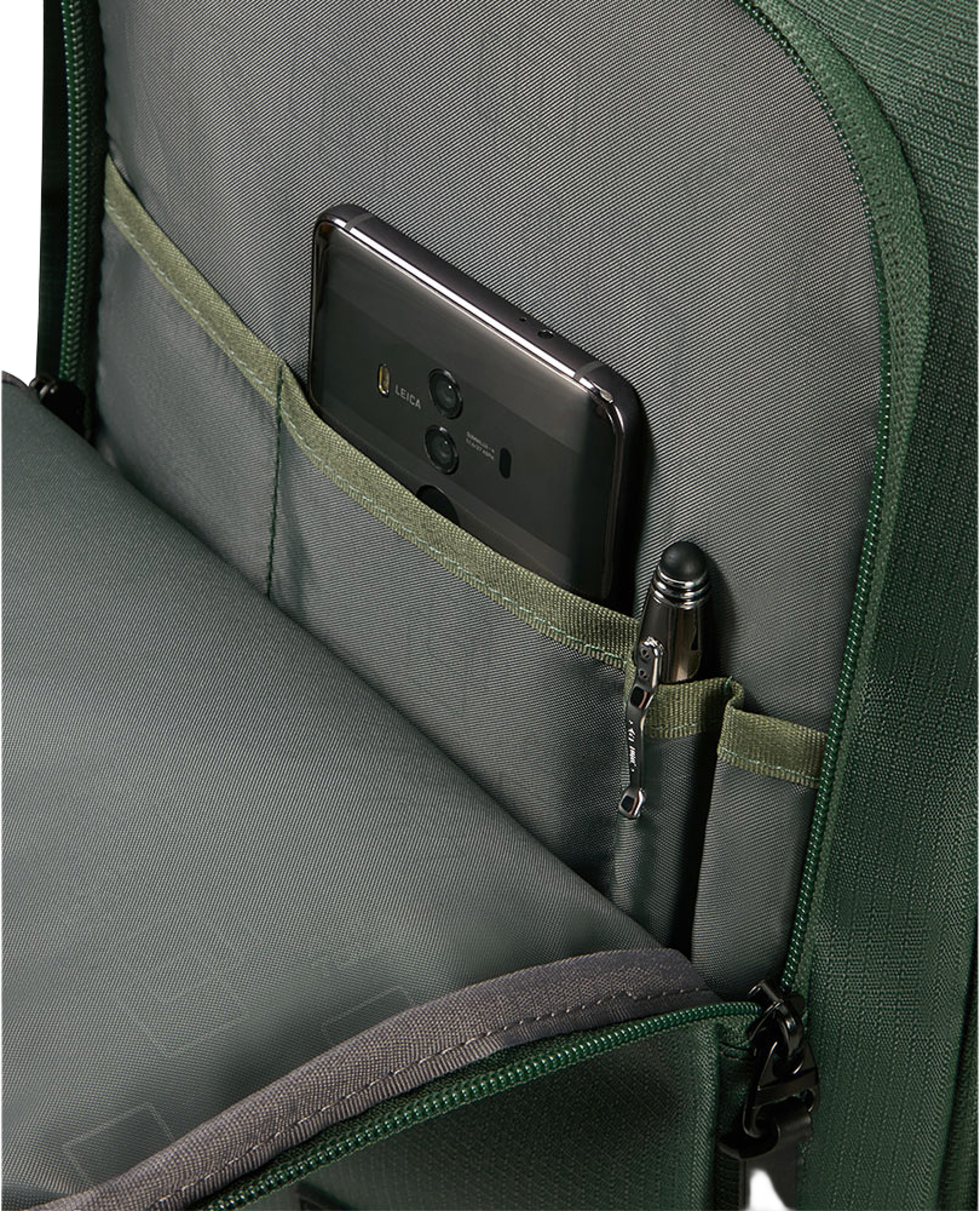 Ryggsäck godkänd kabinväska för Ryan Air, från American Tourister, i färgen Dark Forest. Klicka för att öppna bilden i stort format
