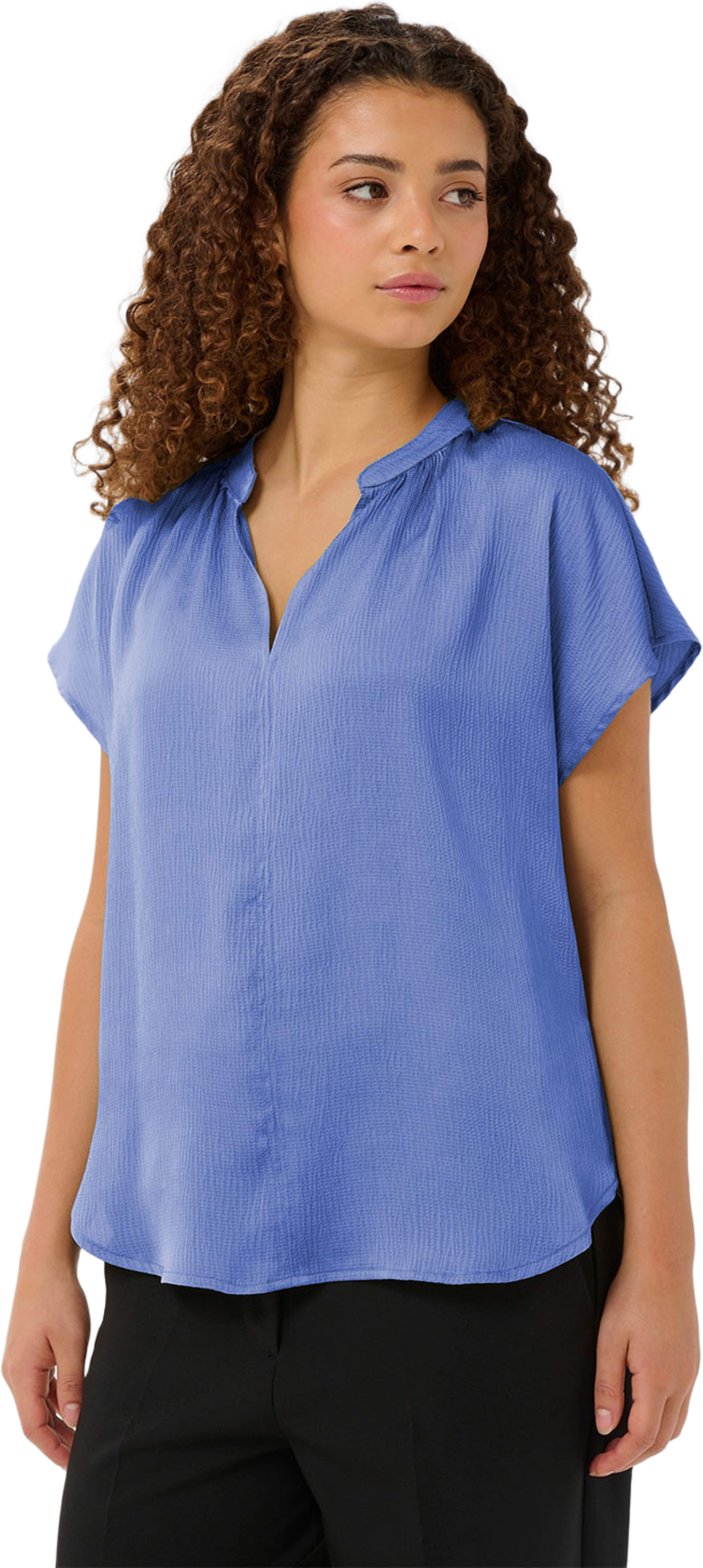 SLParis Blouse, från Soaked In Luxury, i färgen Blue Bonnet. Klicka för att öppna bilden i stort format