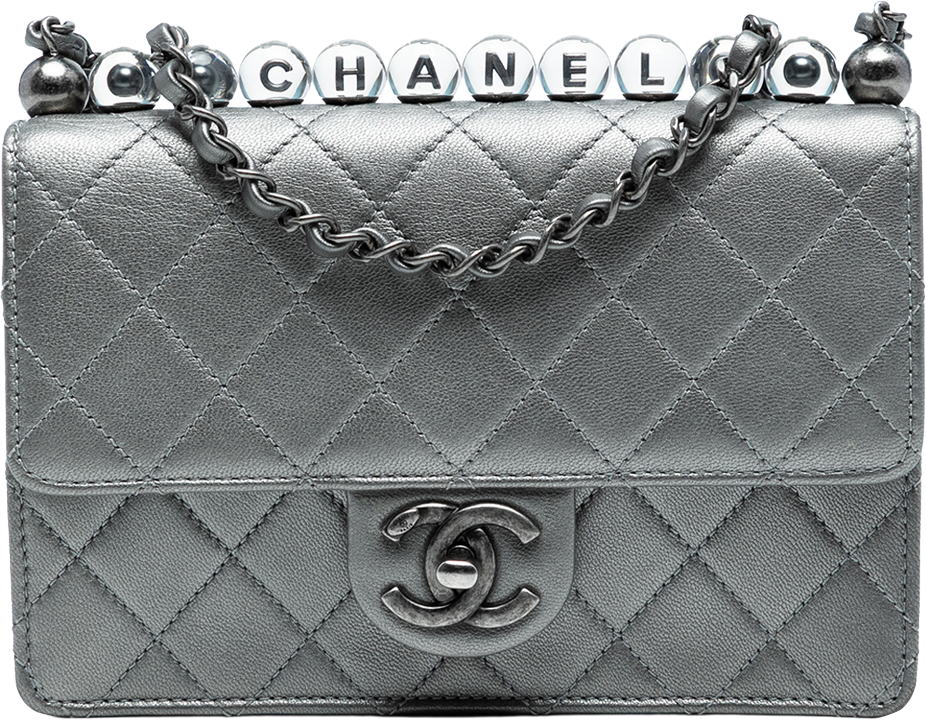 Chanel Medium Quilted Metallic Goatskin Chic Pearls Flap, från Luxclusif, i färgen silver. Klicka för att öppna bilden i stort format