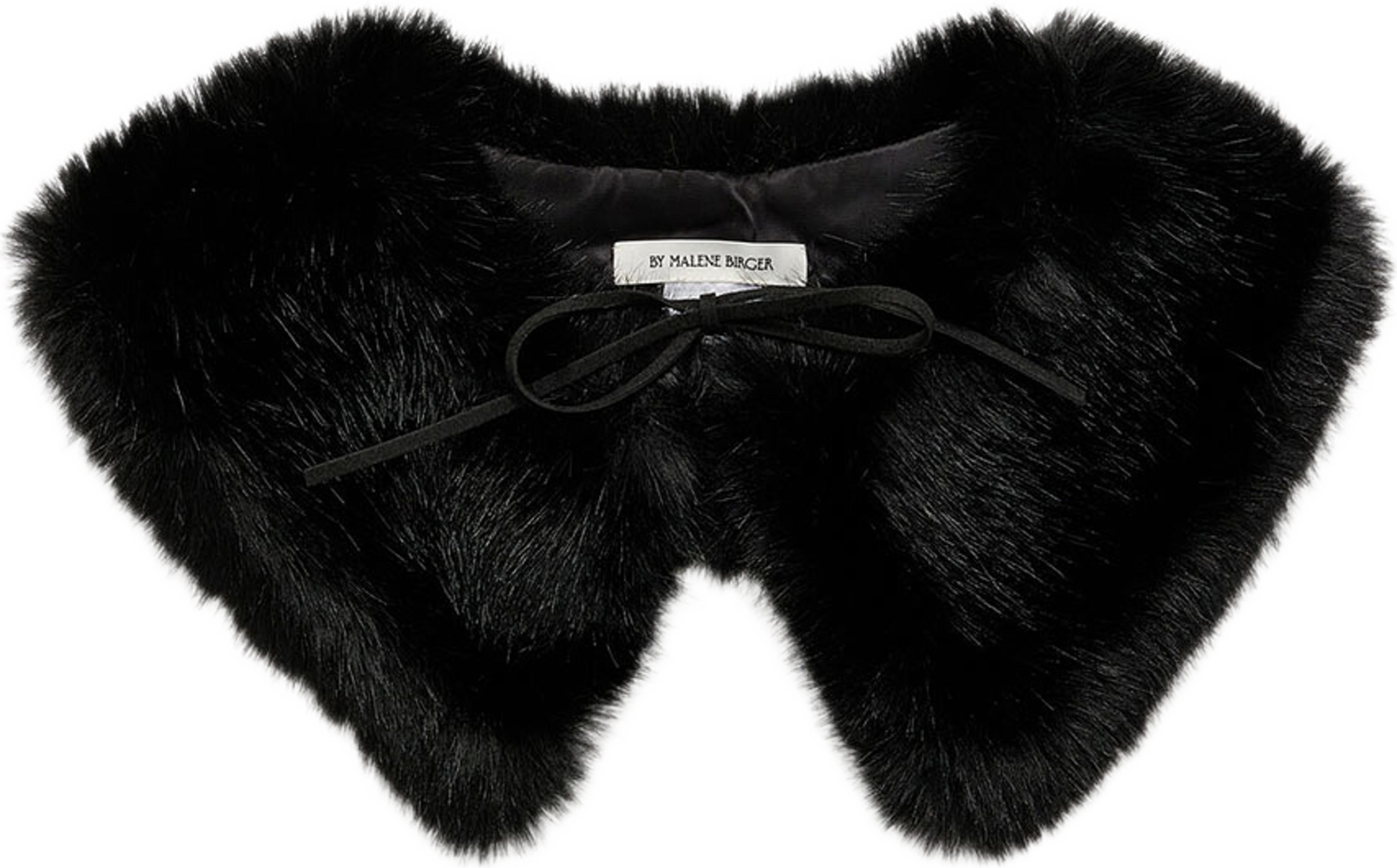 Cowie krage, från By Malene Birger, i färgen Black. Klicka för att öppna bilden i stort format