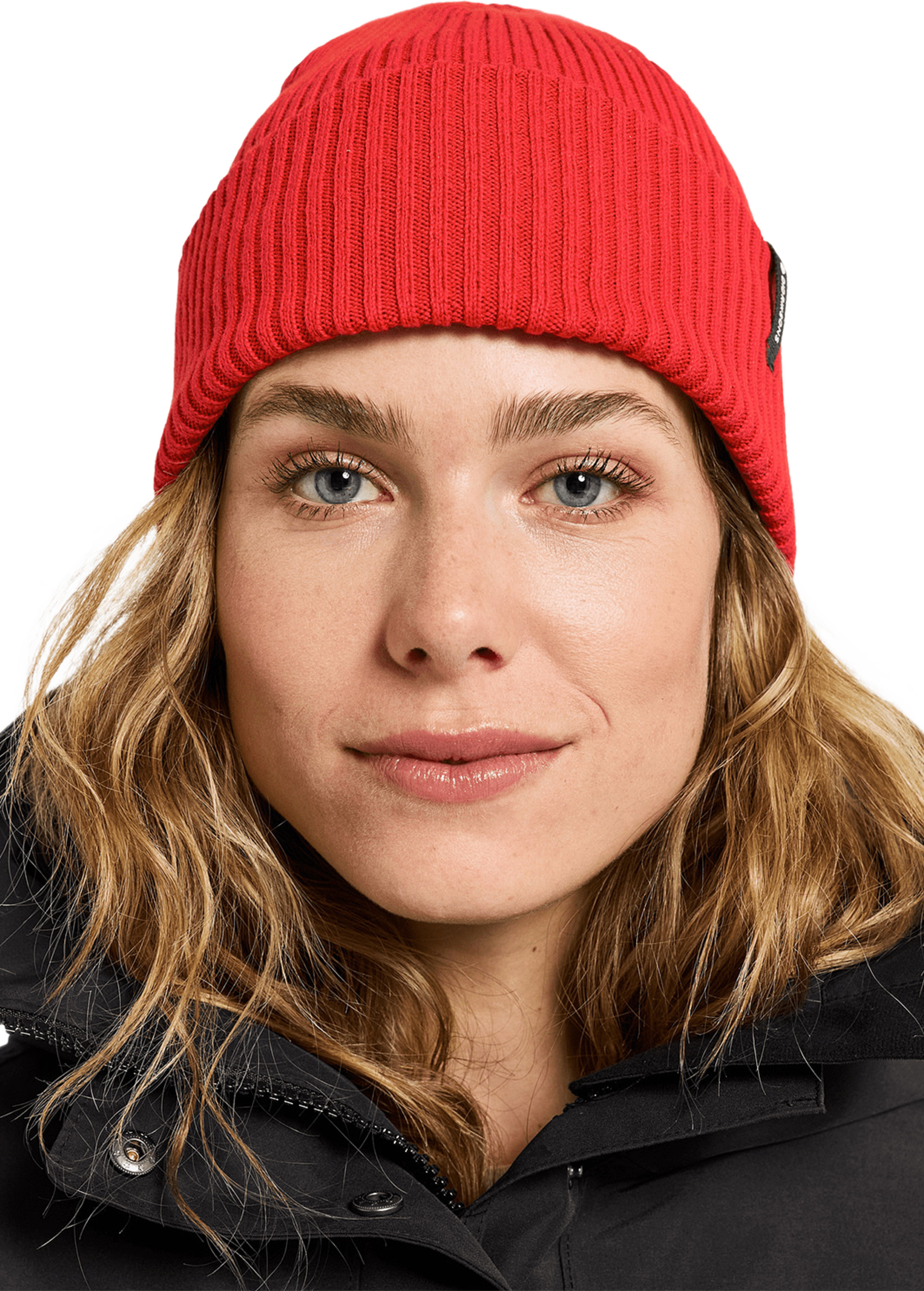 Delmar Beanie, från Didriksons, i färgen Pomme Red. Klicka för att öppna bilden i stort format