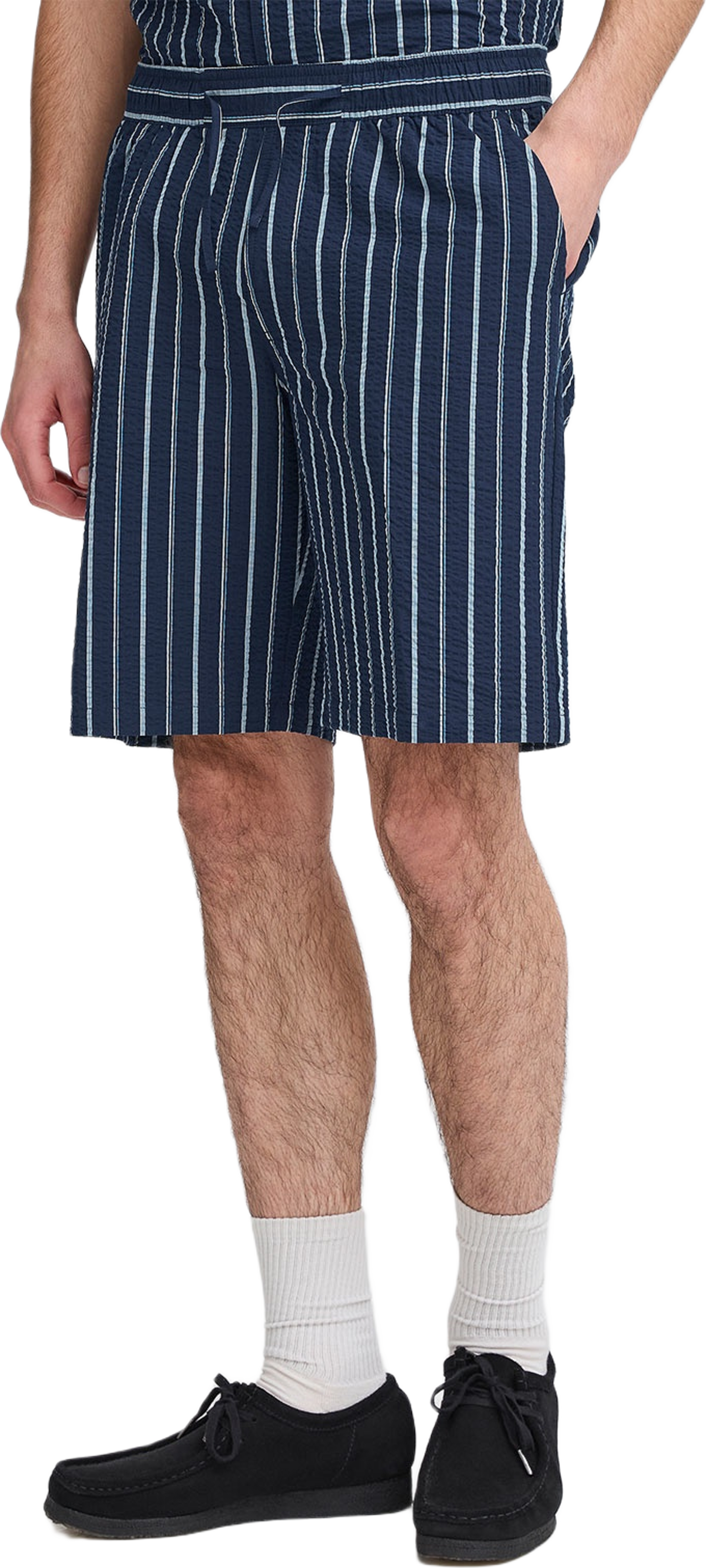 CFKAI 0204 SS striped seersucker sh Short, från Casual Friday, i färgen Navy Blazer. Klicka för att öppna bilden i stort format