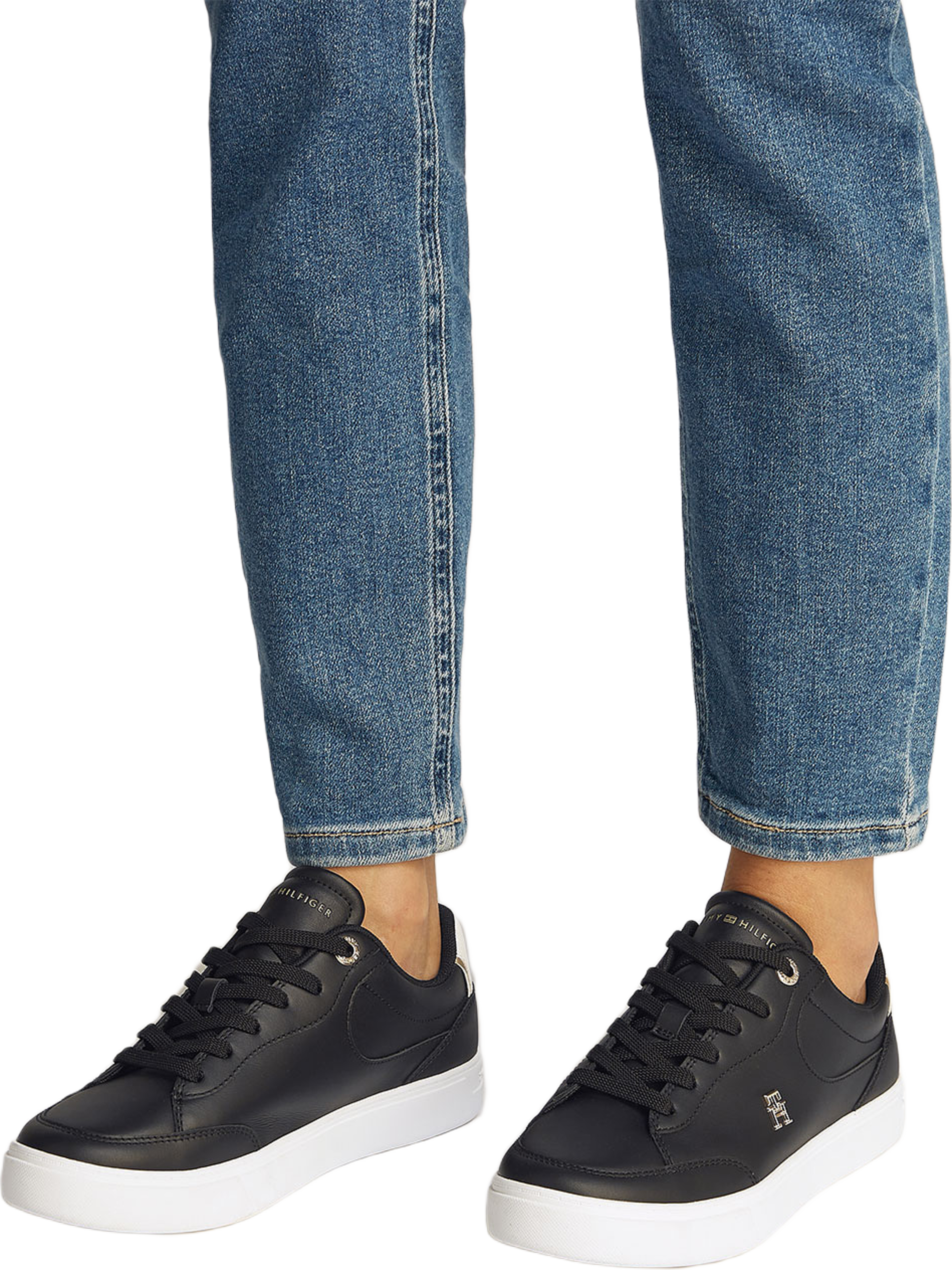 Essential Chic Court Sneaker